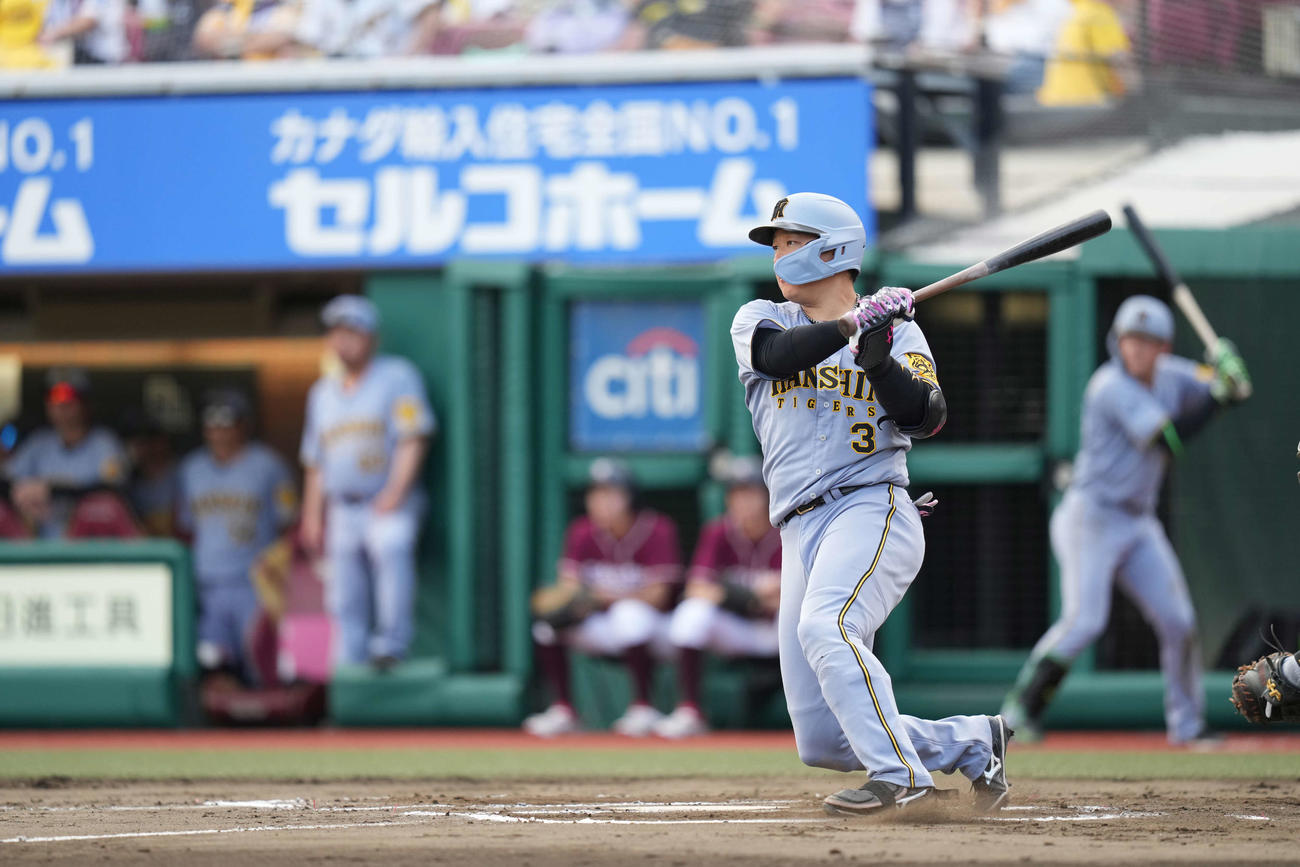 楽天対阪神　11回表無死一塁、安打を放つ大山（撮影・井上学）