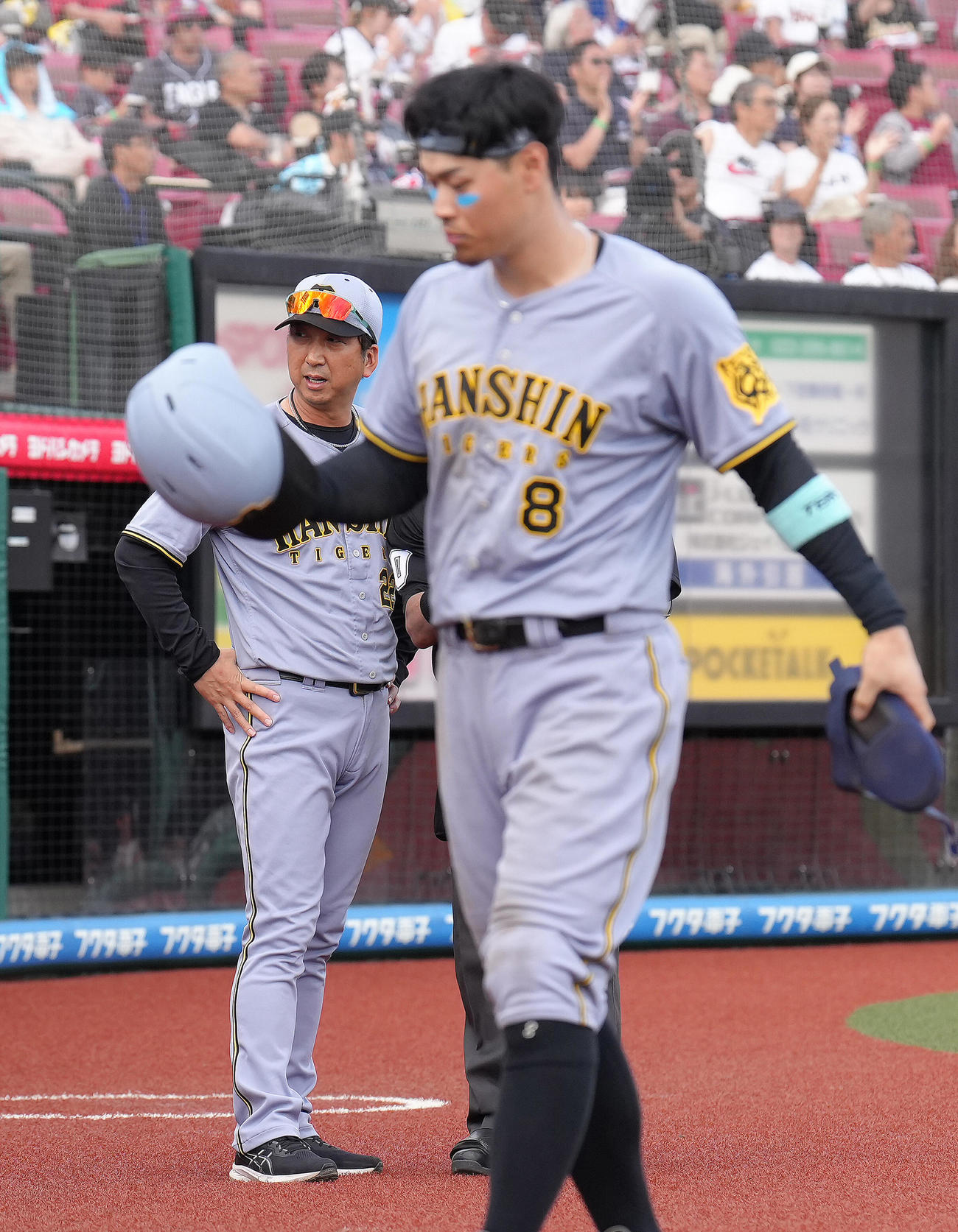 楽天対阪神　11回表阪神2死一、二塁、梅野が右飛に倒れ、残塁の佐藤輝（手前）はがっくりとベンチに戻る。後方は藤川監督（撮影・足立雅史）