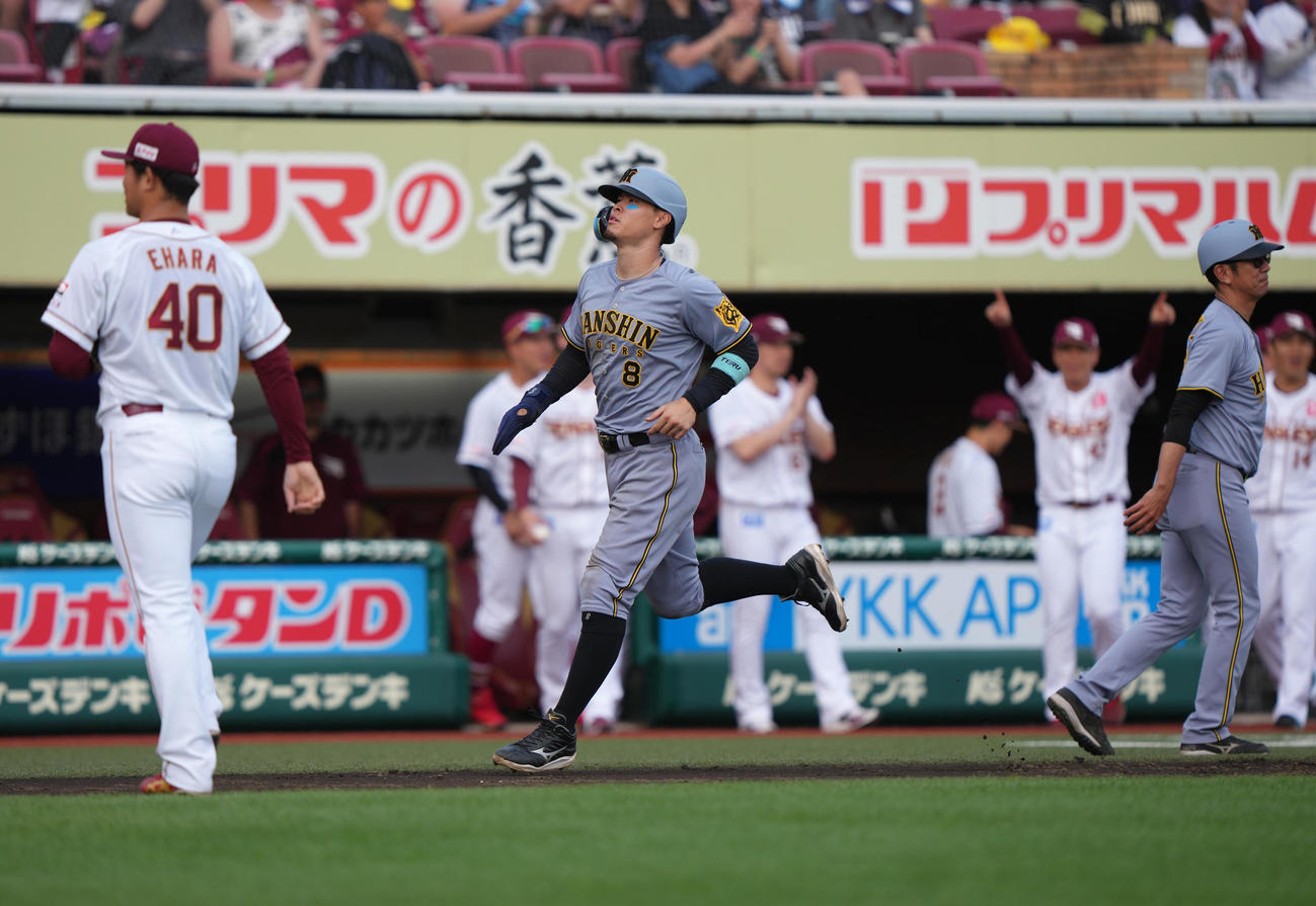 楽天対阪神　11回表阪神2死一、二塁、梅野が右飛に倒れ、残塁の佐藤輝（中央）（撮影・足立雅史）