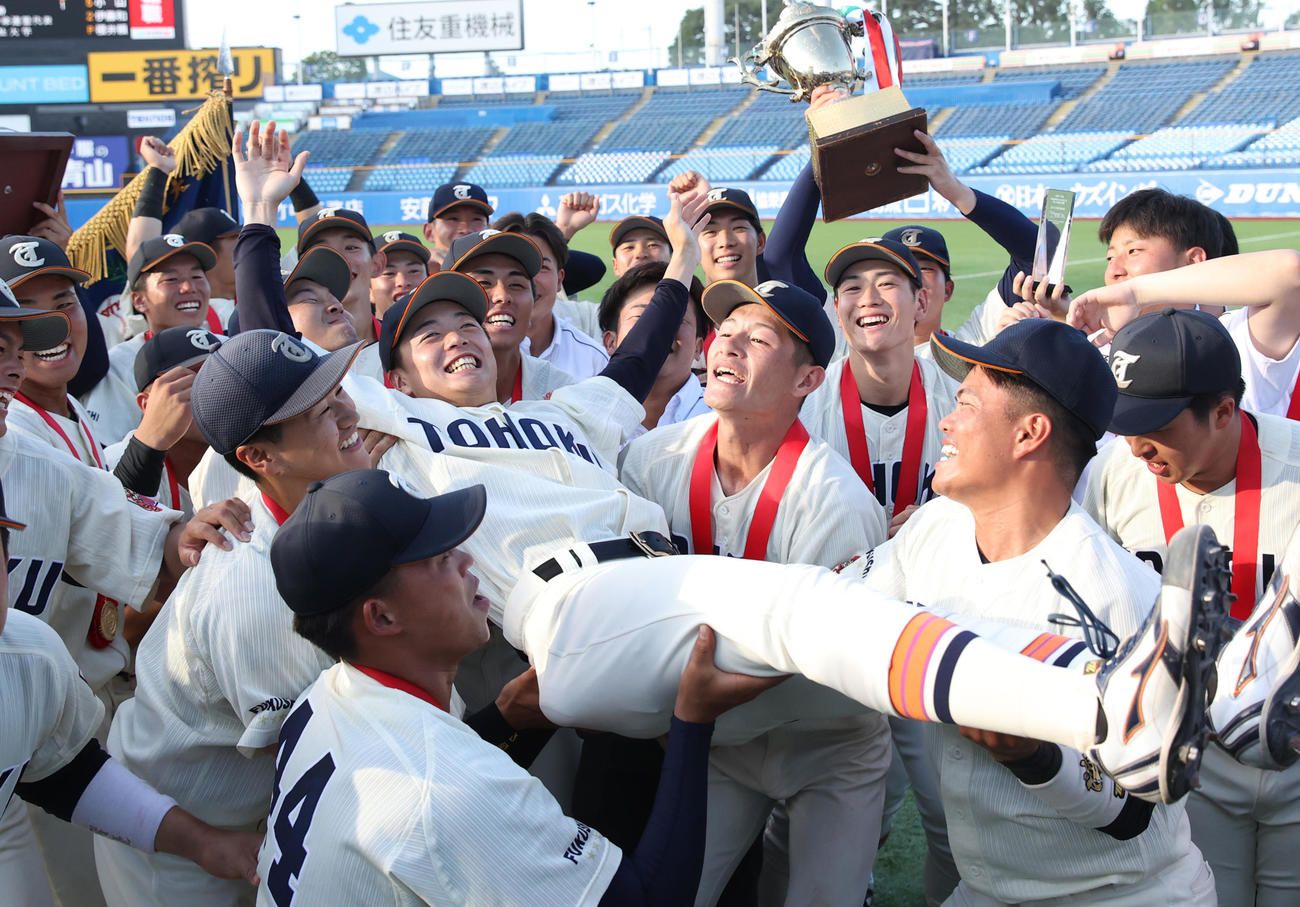 優勝した東北福祉大・桜井頼はナインから胴上げされる（撮影・柴田隆二）