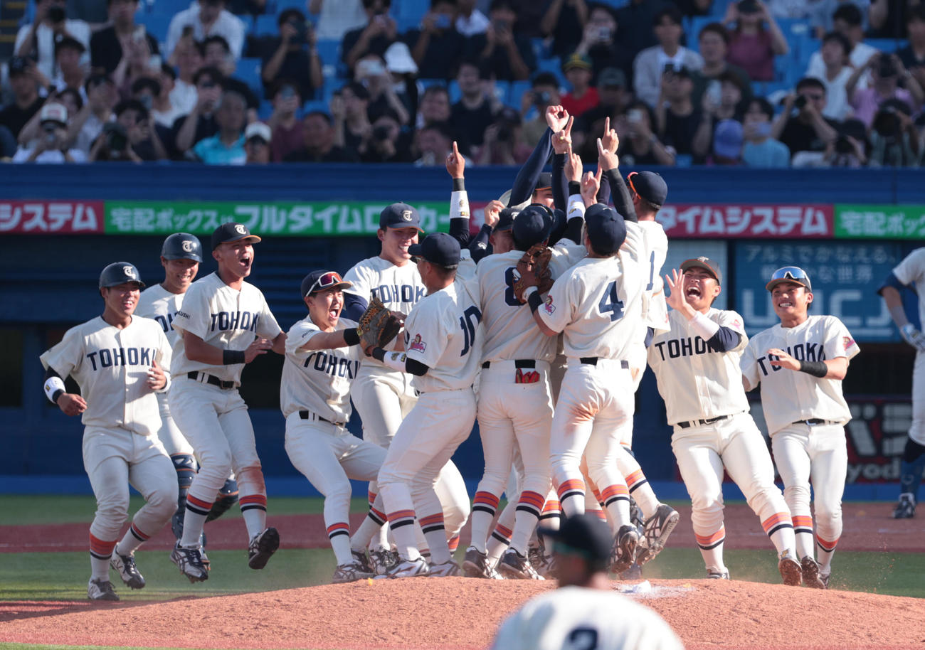 優勝した東北福祉大ナインは歓喜の輪をつくる（撮影・柴田隆二）