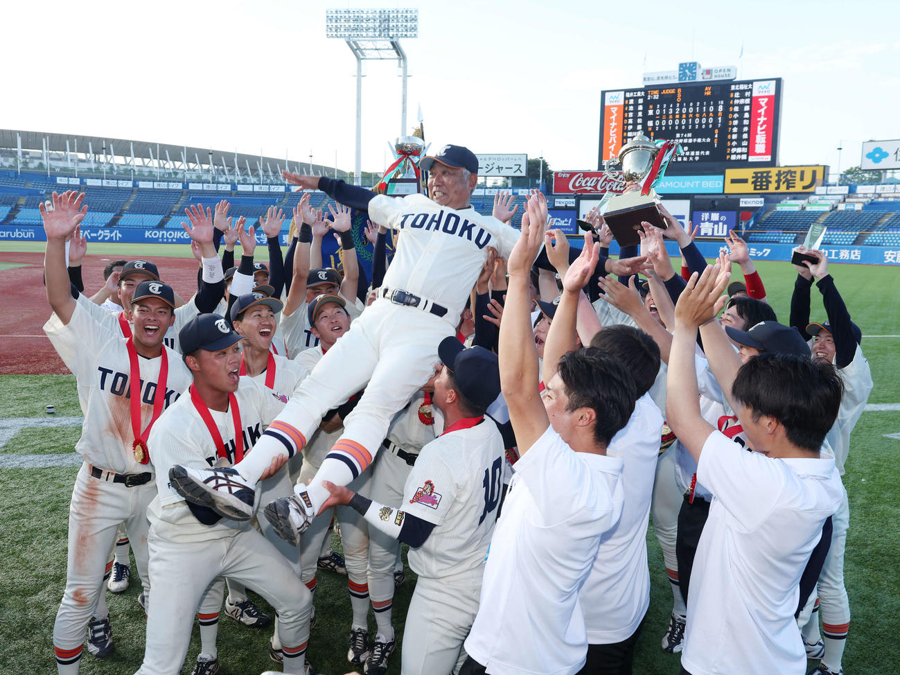 東北福祉大対福井工業大　優勝し山路監督を胴上げする東北福祉大の選手たち（撮影・増田悦実）