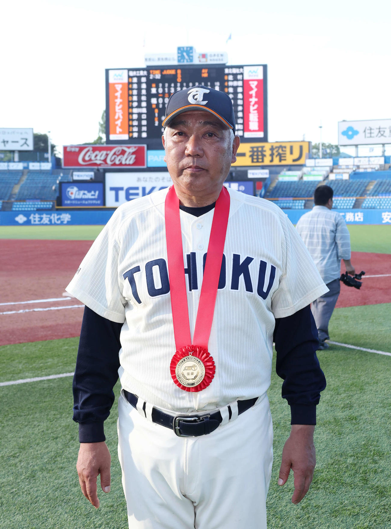 東北福祉大対福井工大　優勝メダルを首にかける山路監督（撮影・増田悦実）