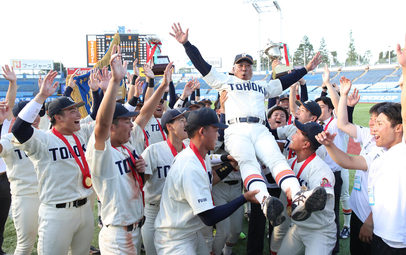 優勝した東北福祉大・山路監督はナインから胴上げされる（撮影・柴田隆二）