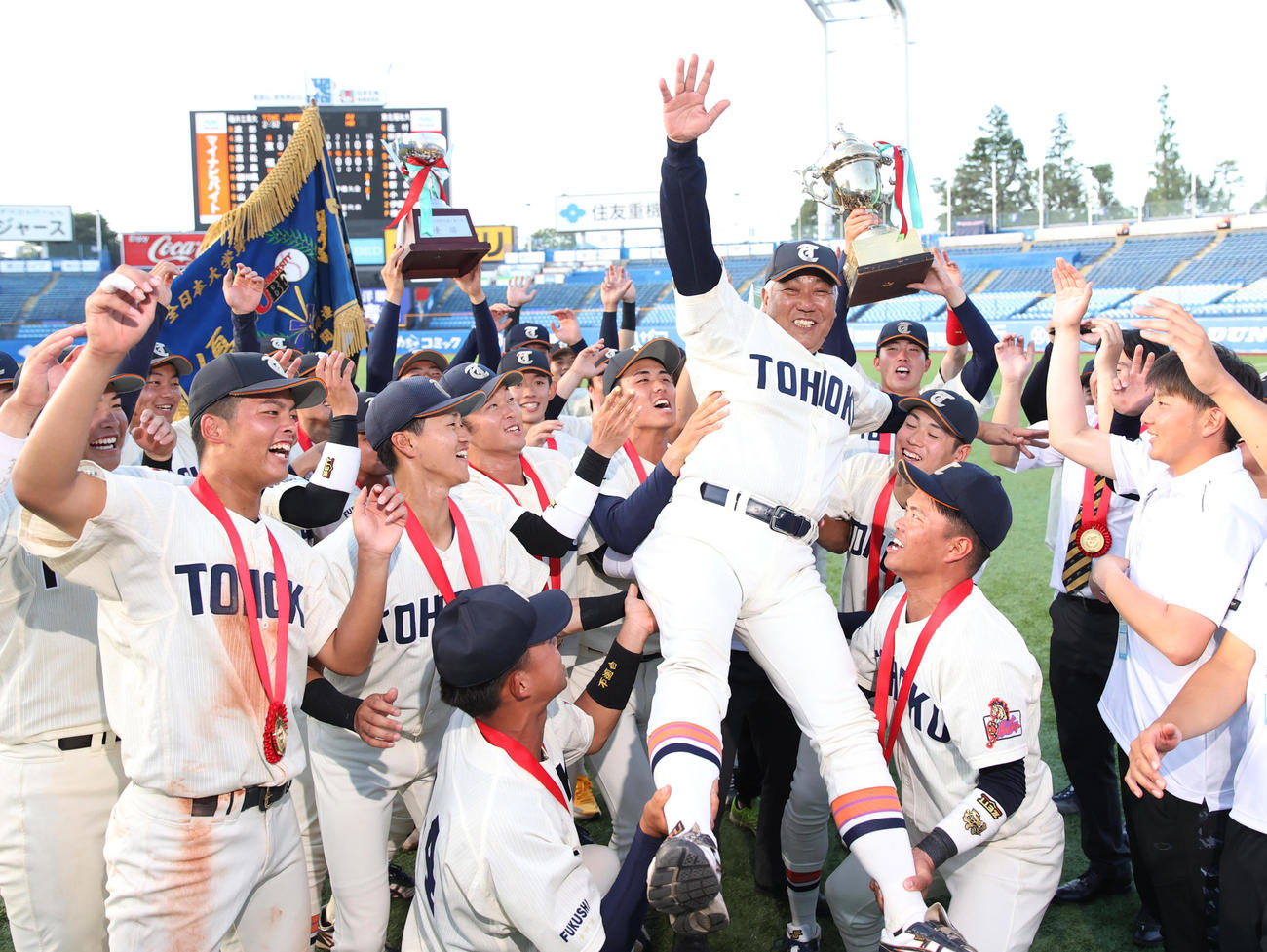 優勝した東北福祉大・山路監督はナインから胴上げされる（撮影・柴田隆二）