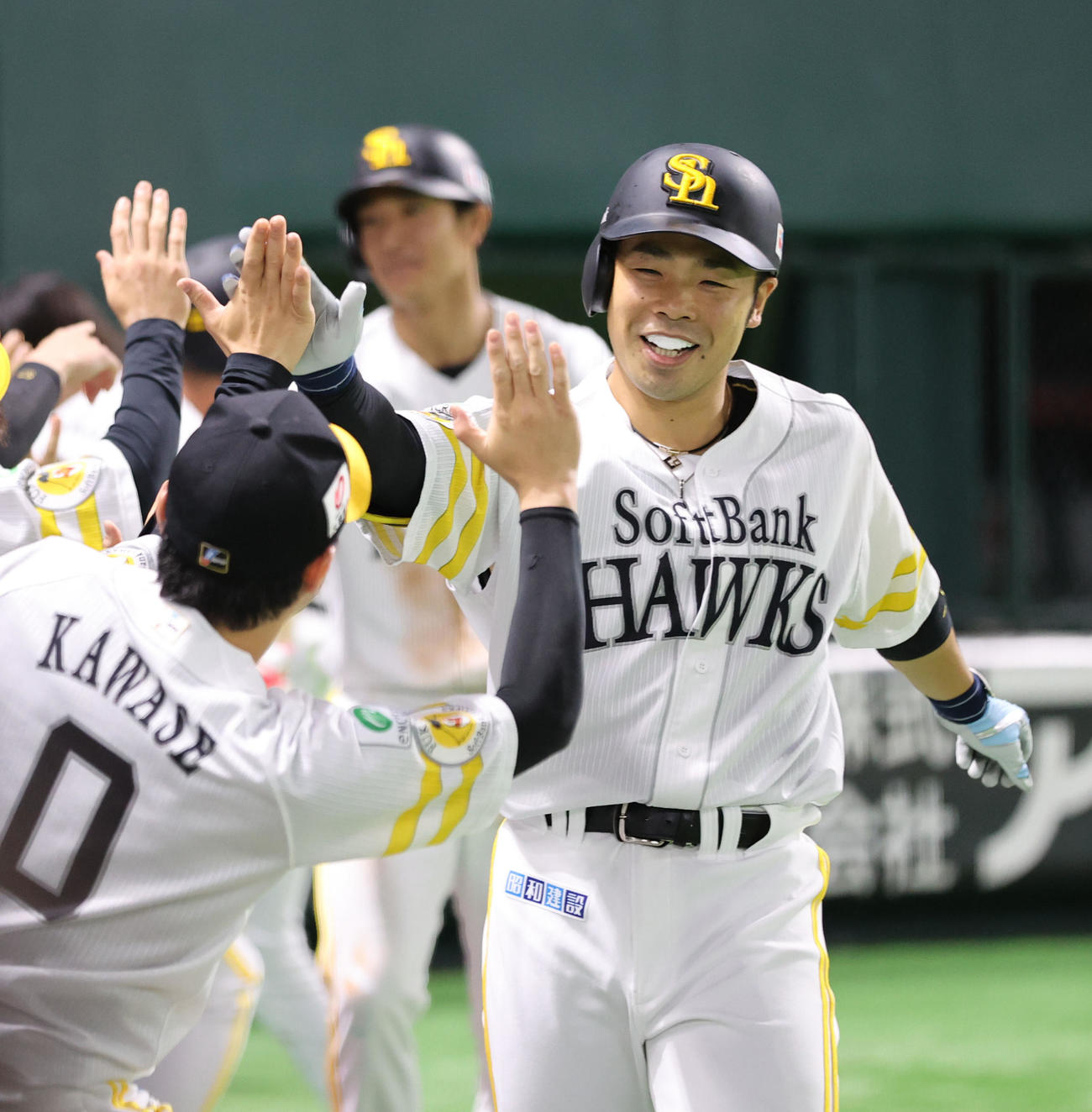 ソフトバンク対DeNA 4回裏ソフトバンク1死一塁、近藤は右越えに先制2点本塁打を放ちベンチのナインとハイタッチ（撮影・梅根麻紀）