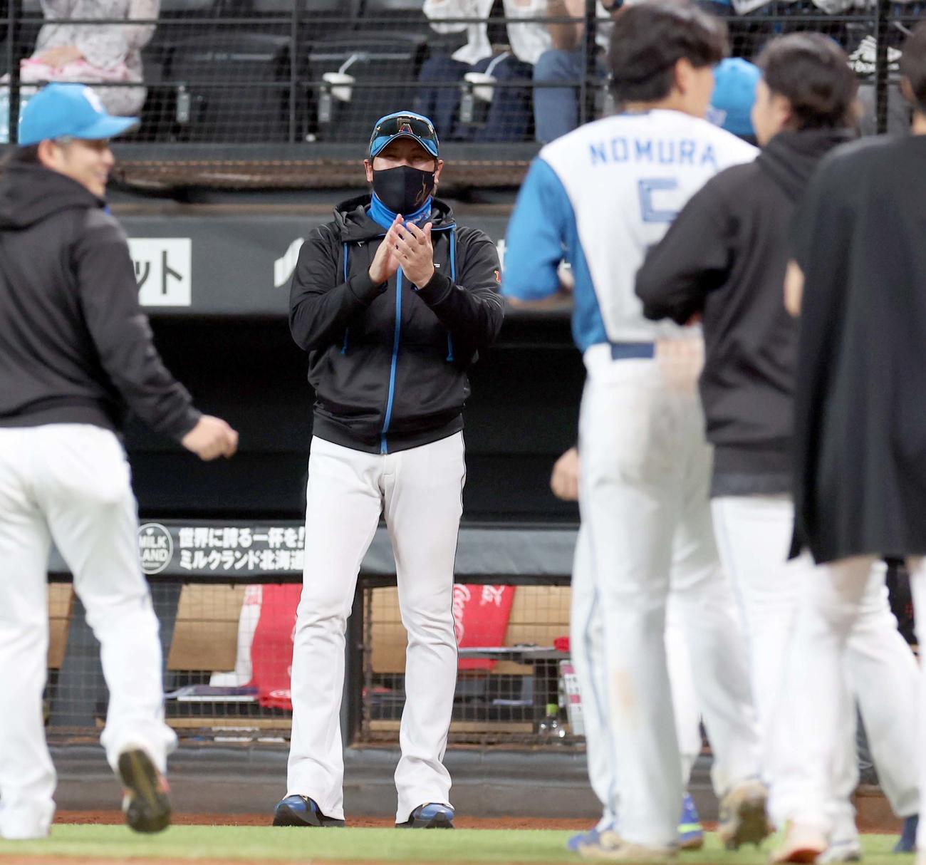 日本ハム対広島　試合後、ナインを出迎える新庄監督（撮影・黒川智章）