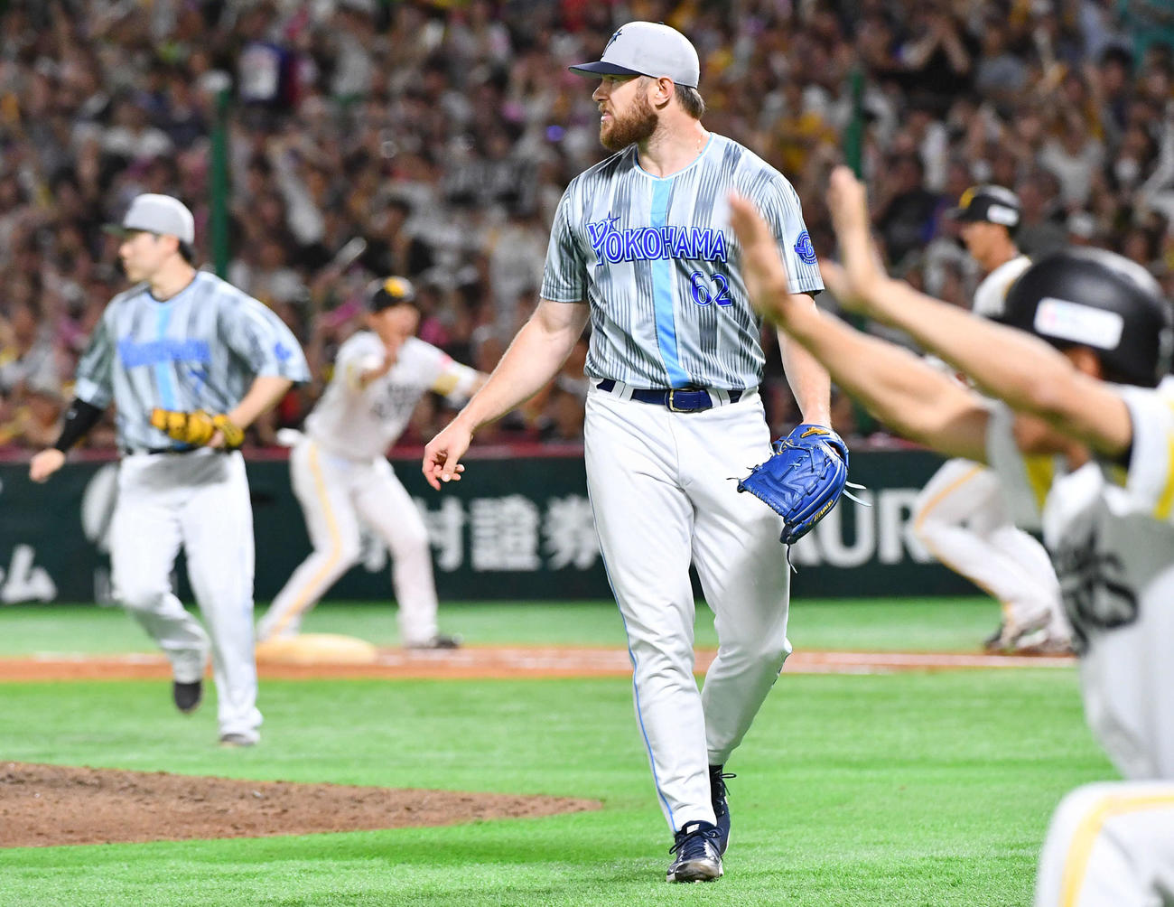 ソフトバンク対DeNA 8回裏ソフトバンク無死二、三塁、秋広（右奥）に同点となる中前適時打を打たれ、悔しそうな表情を見せるウィック（撮影・岩下翔太）