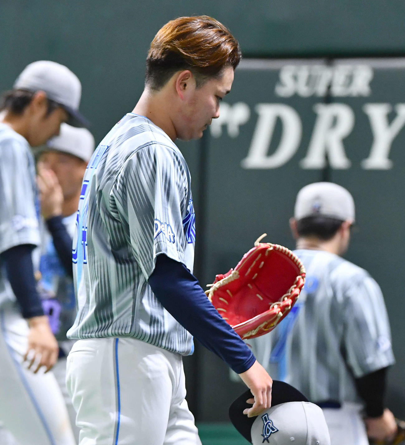 ソフトバンク対DeNA 4回裏、近藤に先制2点本塁打を打たれた石田裕は肩を落としてベンチへ戻る（撮影・岩下翔太）