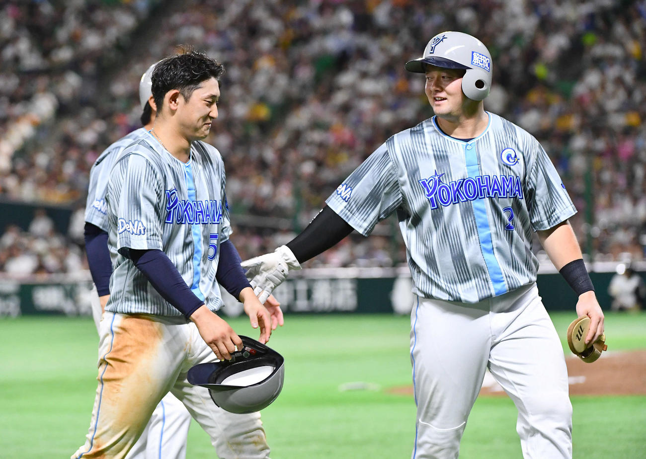 ソフトバンク対DeNA 8回表終了後、勝ち越し打を放った松尾（左）を笑顔で迎える牧（撮影・岩下翔太）