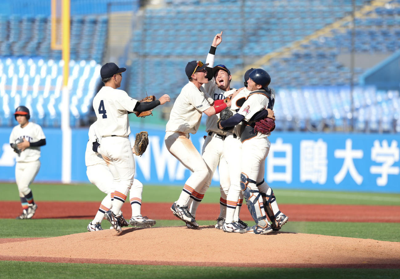 東北福祉大対福井工業大　優勝が決まりマウンドに集まる東北福祉大ナイン（撮影・増田悦実）