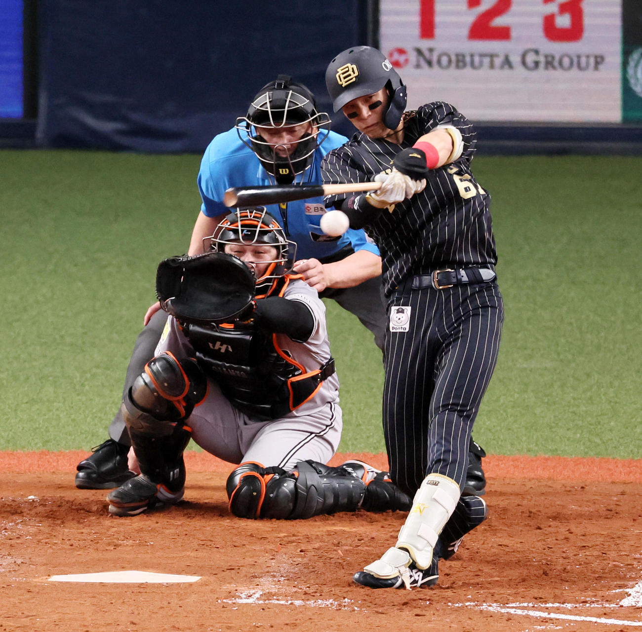オリックス対巨人　5回裏オリックス無死二塁、中川は左前打を放つ（撮影・加藤哉）