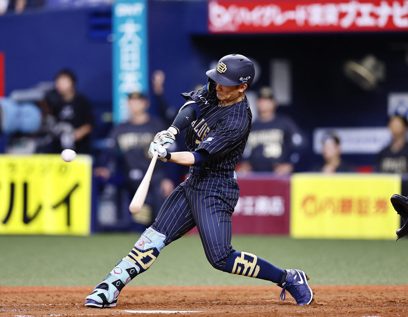 オリックス対巨人　5回裏オリックス2死一、二塁、西川は左中間に2点適時二塁打を放つ（撮影・藤尾明華）