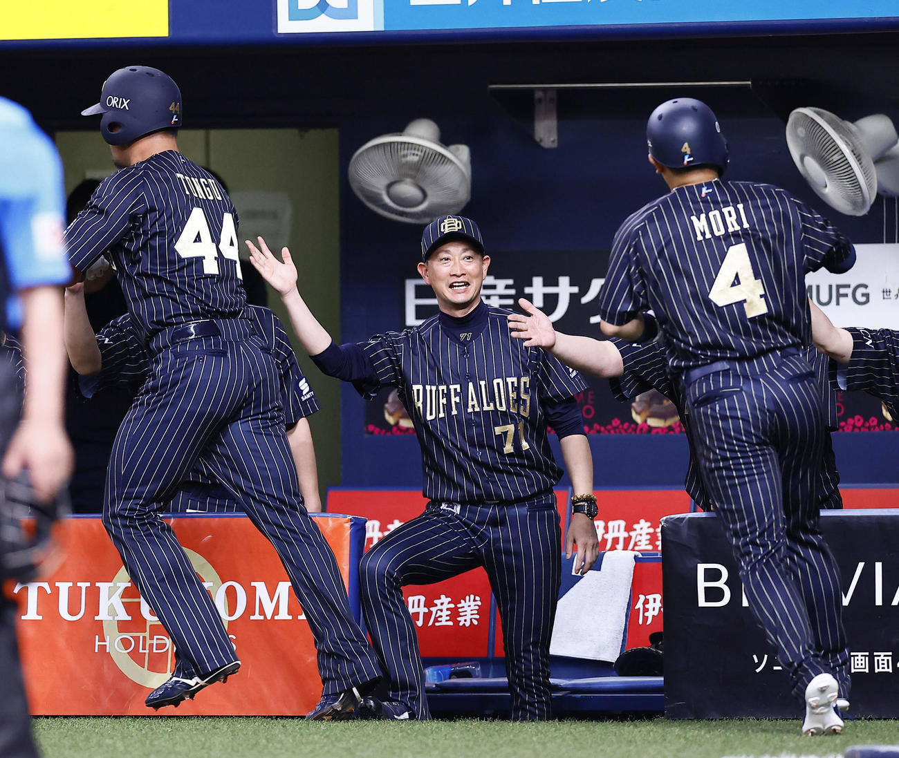 オリックス対巨人　5回裏オリックス2死一、二塁、西川の2点適時二塁打で生還した森らを出迎える岸田監督（中央）（撮影・藤尾明華）