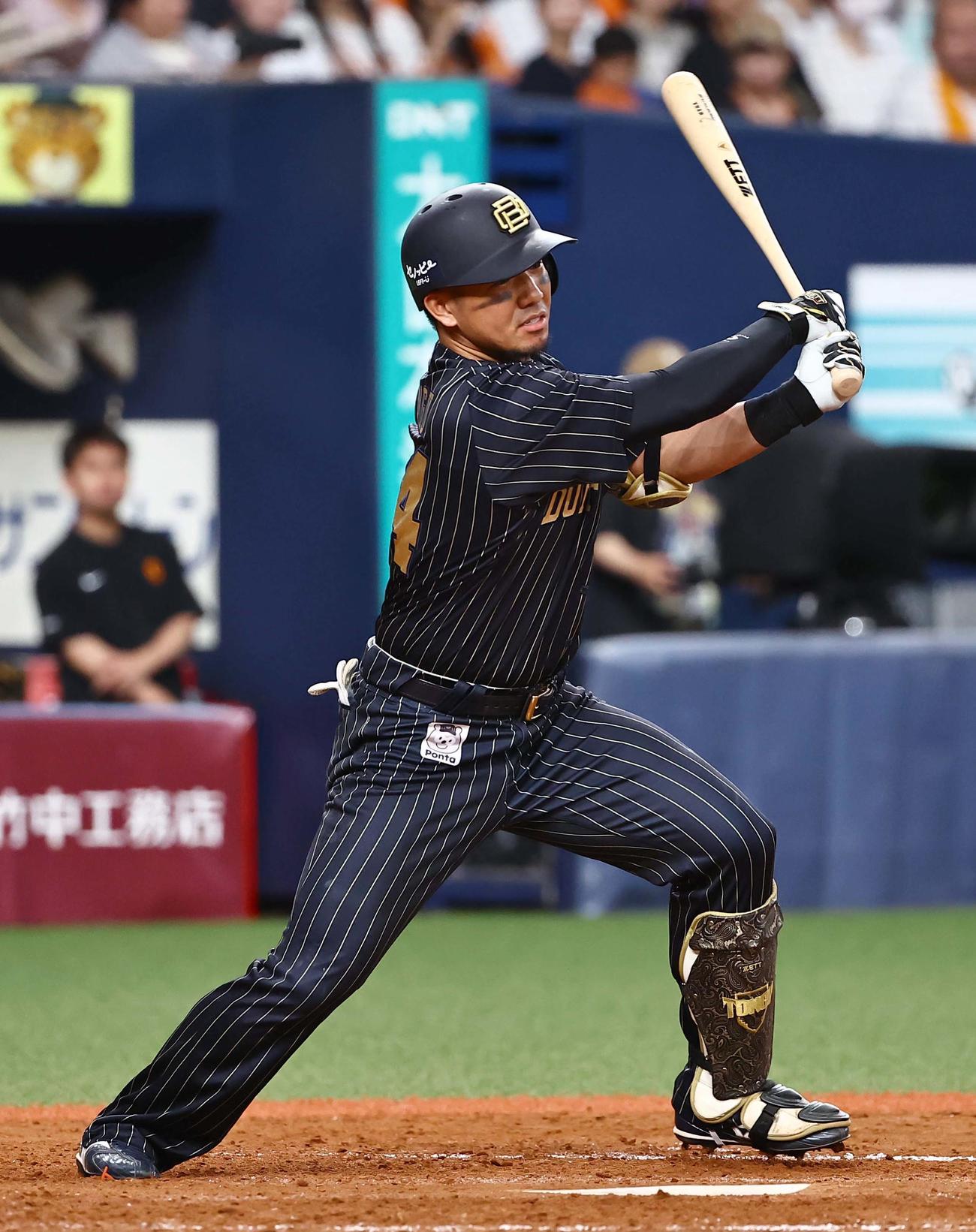 オリックス対巨人　5回裏オリックス2死一、三塁、頓宮は右前適時打を放つ（撮影・上田博志）