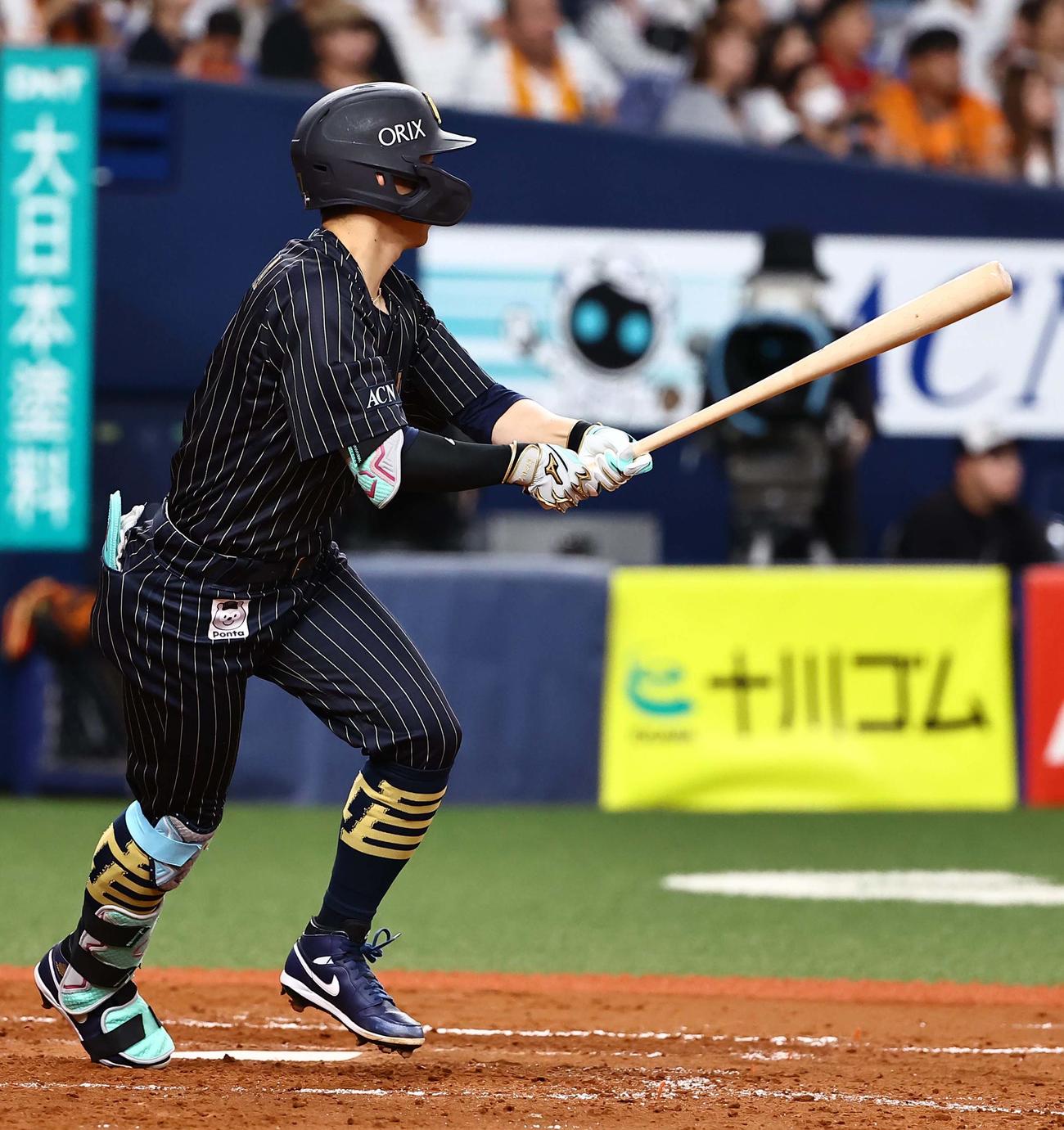 オリックス対巨人　5回裏オリックス2死一、二塁、西川は2点適時二塁打を放つ（撮影・上田博志）