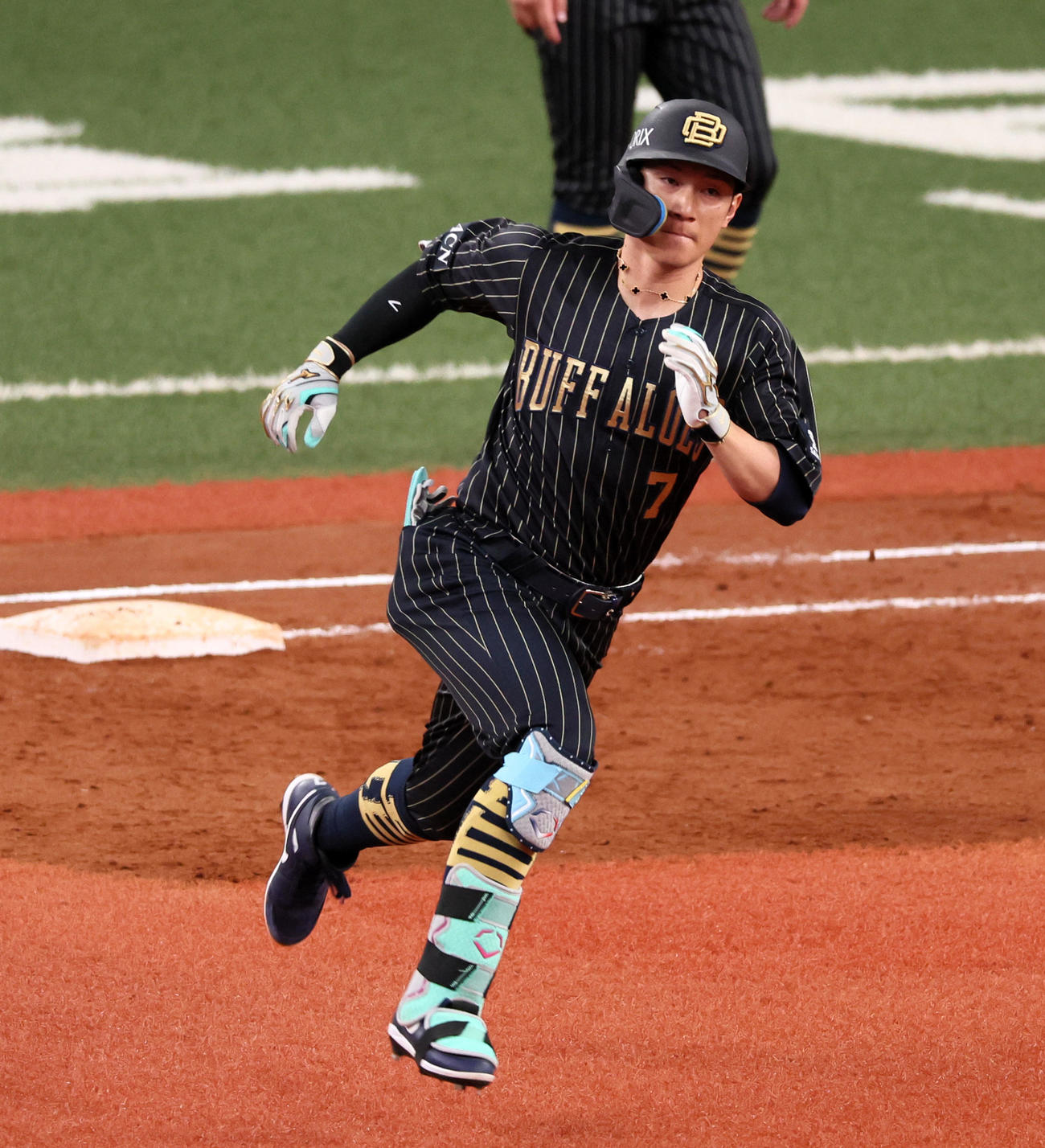 オリックス対巨人　5回裏オリックス2死一、二塁、西川は左越え2点適時二塁打を放つ（撮影・加藤哉）