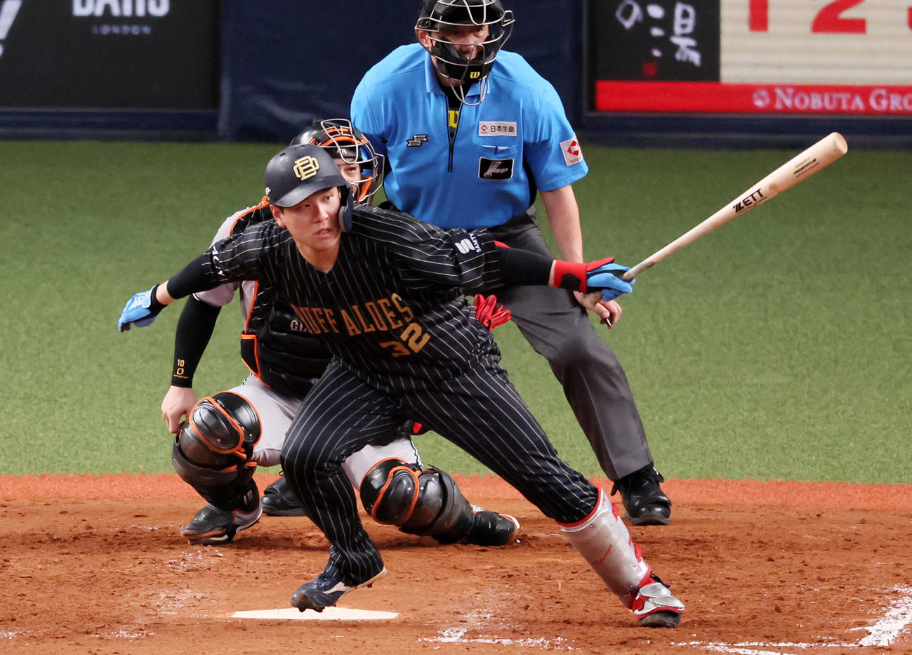 オリックス対巨人　5回裏オリックス無死、福永は左へ二塁打を放つ（撮影・加藤哉）