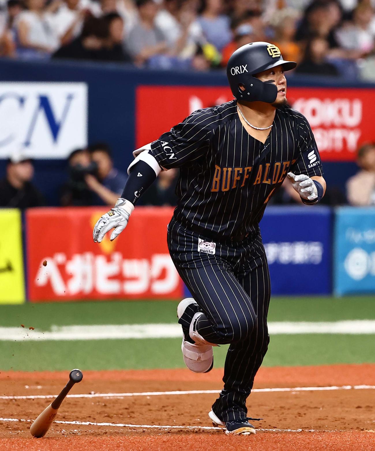 オリックス対巨人　4回裏オリックス無死、森は二塁打を放つ（撮影・上田博志）