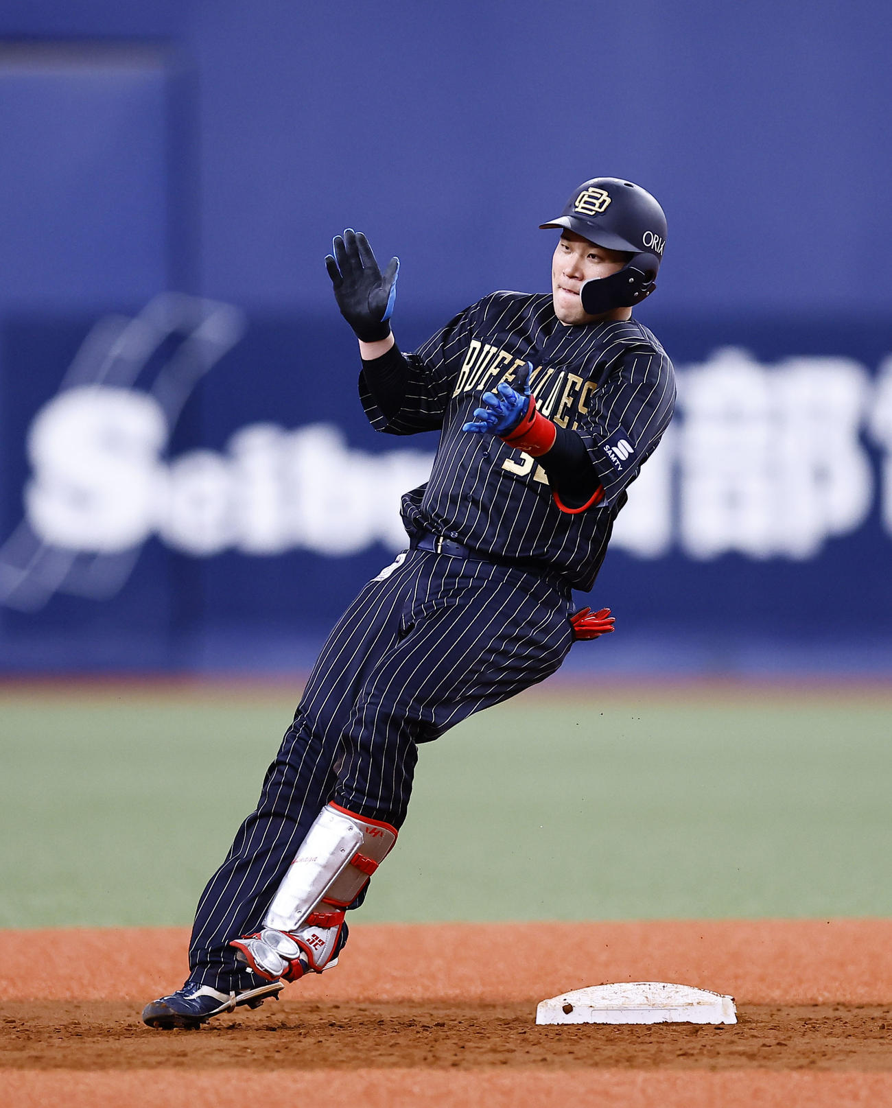 オリックス対巨人　5回裏オリックス無死、二塁打を放ち手をたたく福永（撮影・藤尾明華）
