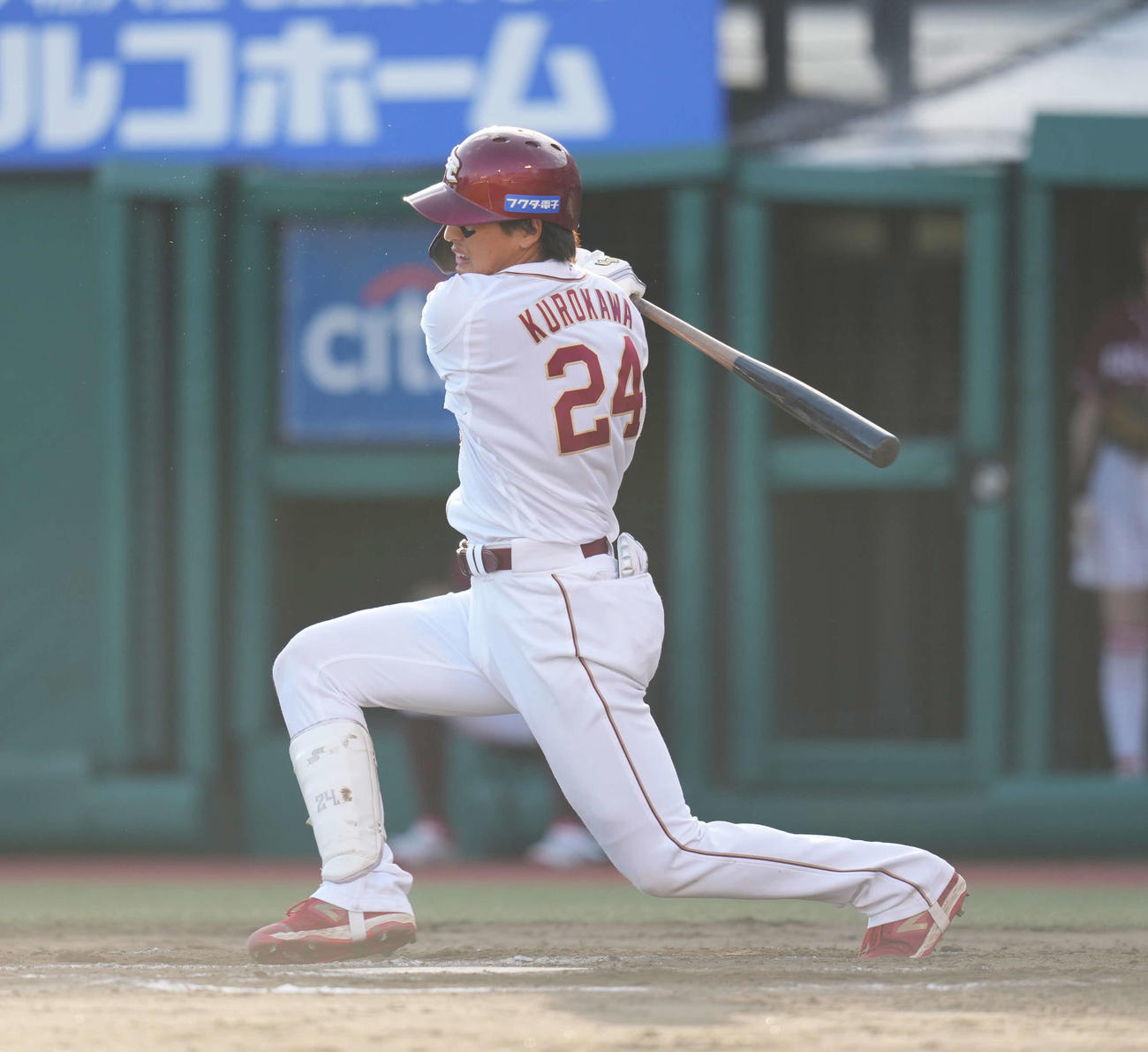 楽天対阪神　12回裏楽天1死一、三塁、サヨナラ打を放つ黒川（撮影・井上学）