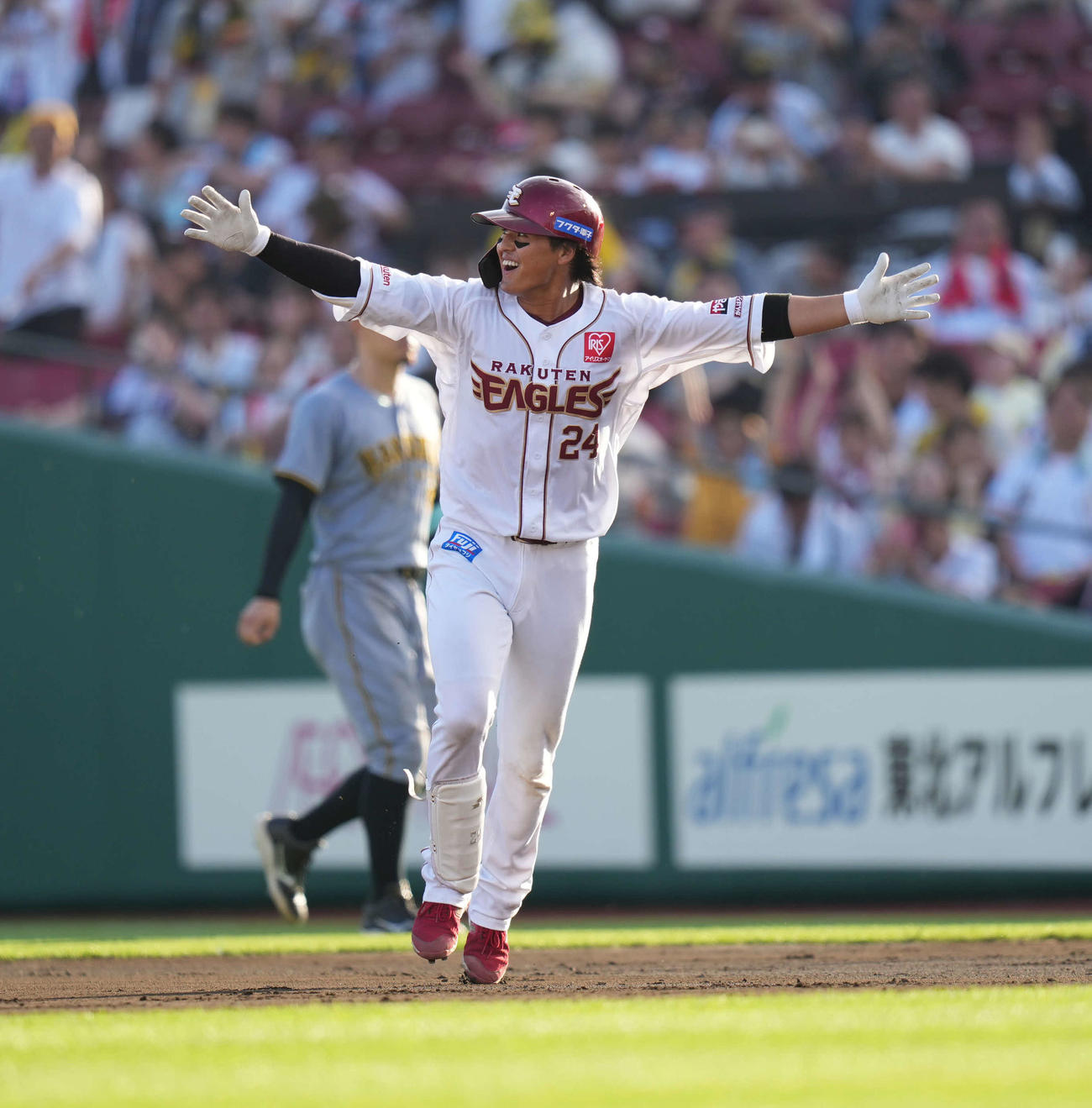 楽天対阪神　12回裏楽天1死一、三塁、サヨナラ打を放つ黒川（撮影・井上学）