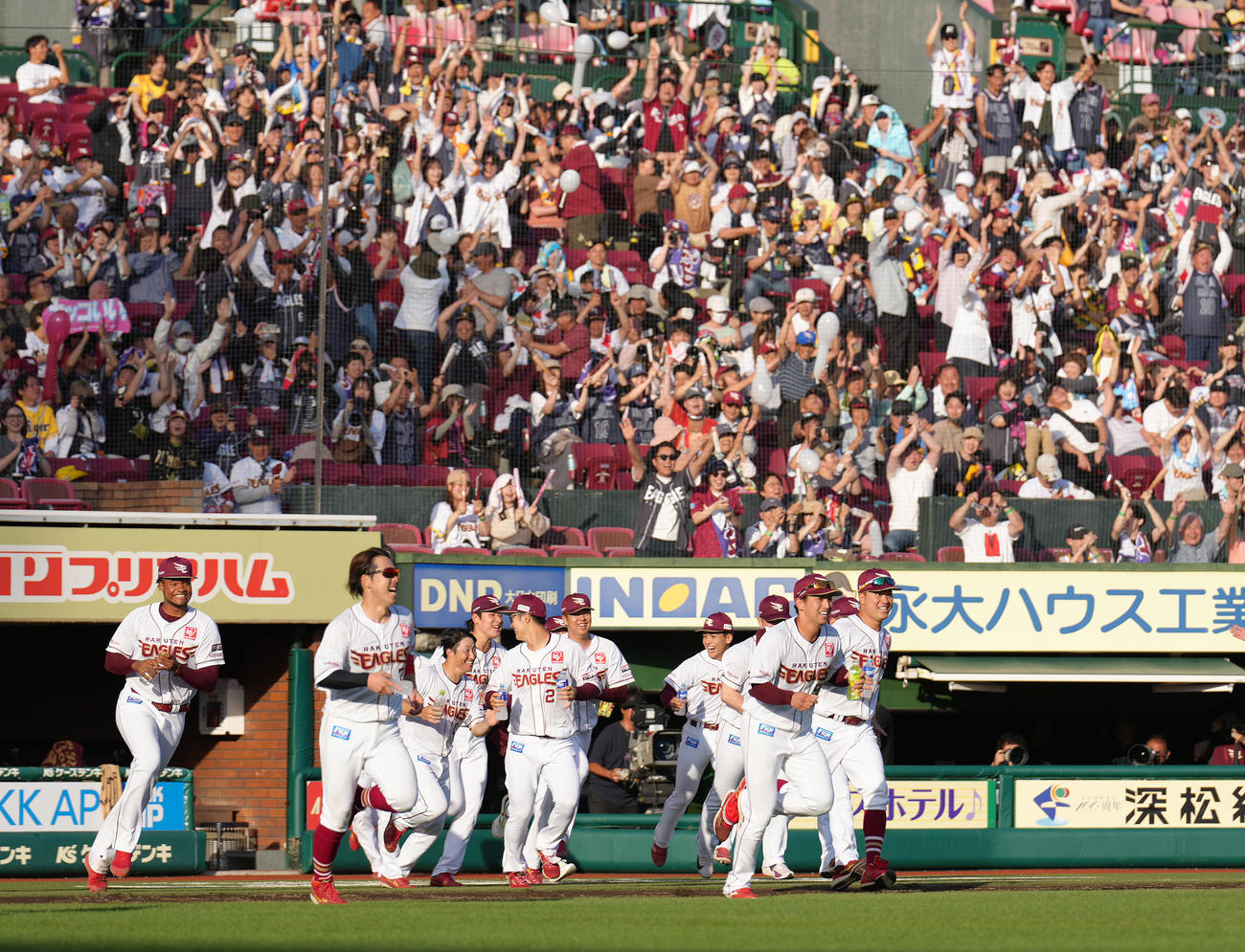 楽天対阪神　サヨナラ勝ちにベンチを飛び出す楽天の選手たち（撮影・足立雅史）