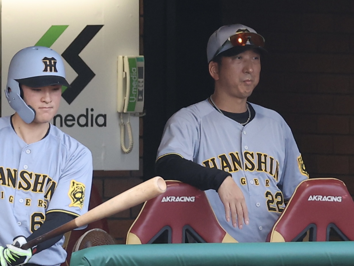 楽天対阪神　延長11回表、戦況を見守る藤川監督（撮影・河田真司）
