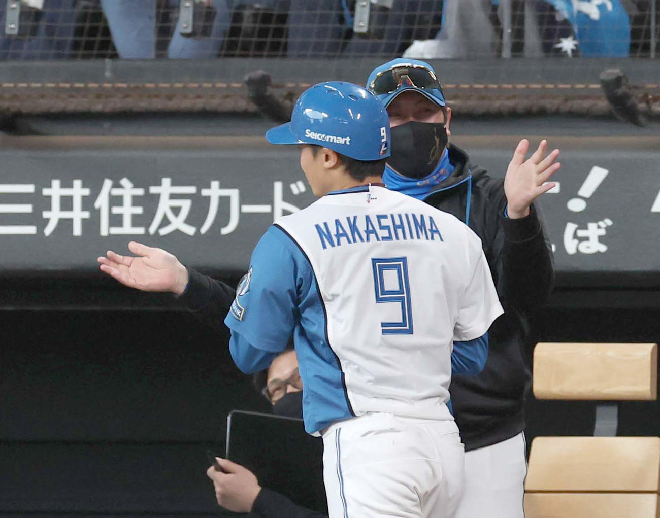 日本ハム対広島　9回裏、生還した中島を出迎える新庄監督（撮影・黒川智章）