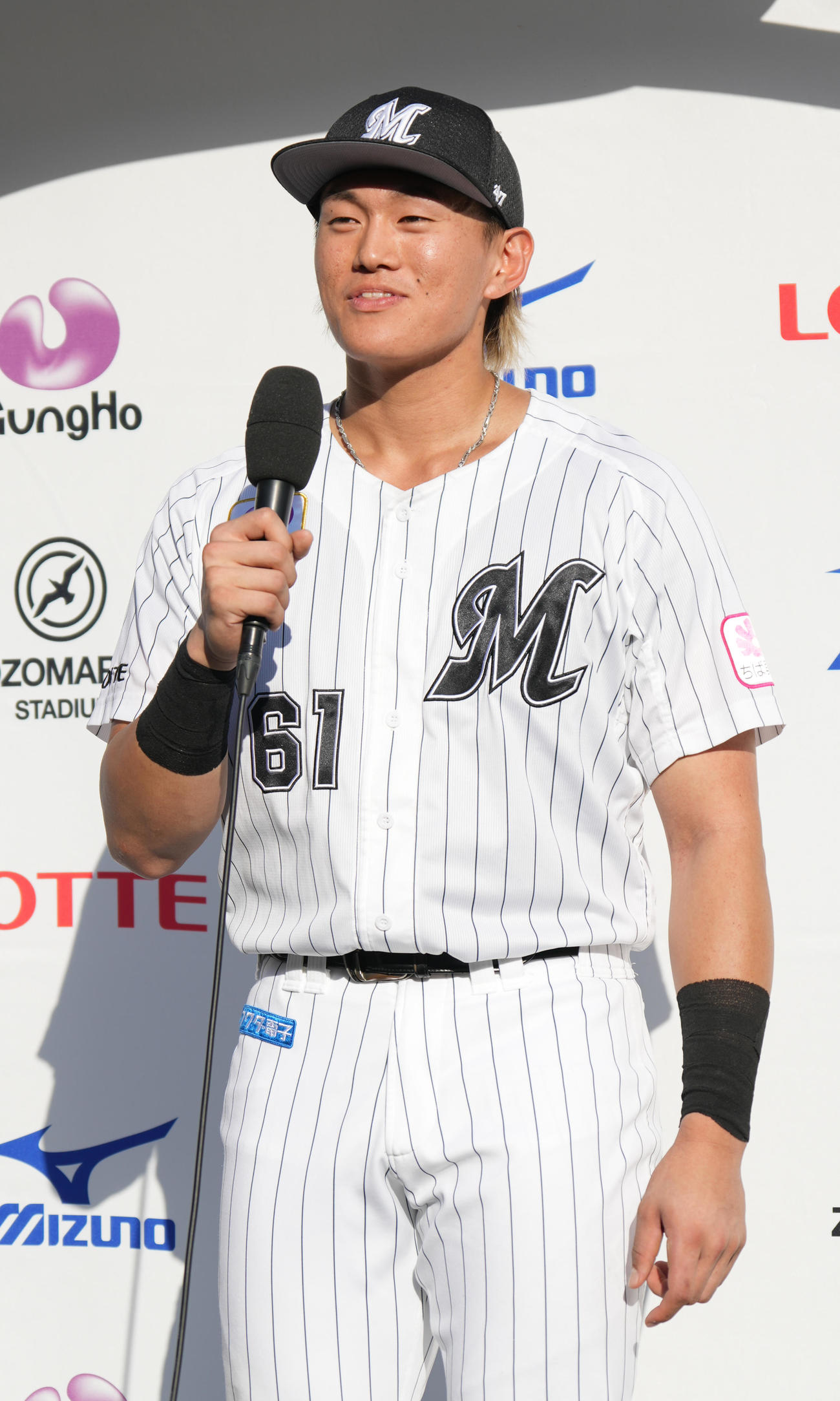 ロッテ対ヤクルト　ヒーローインタビューでお父さんへ感謝を伝えるロッテ山本（撮影・小沢裕）
