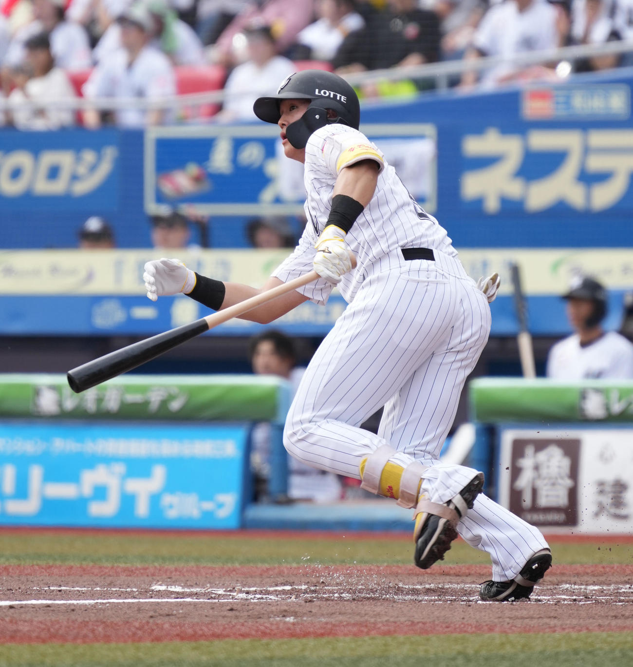 ロッテ対ヤクルト　6回裏ロッテ無死一塁、山本は左越えに2打席連続の勝ち越し2点本塁打を放つ（撮影・小沢裕）