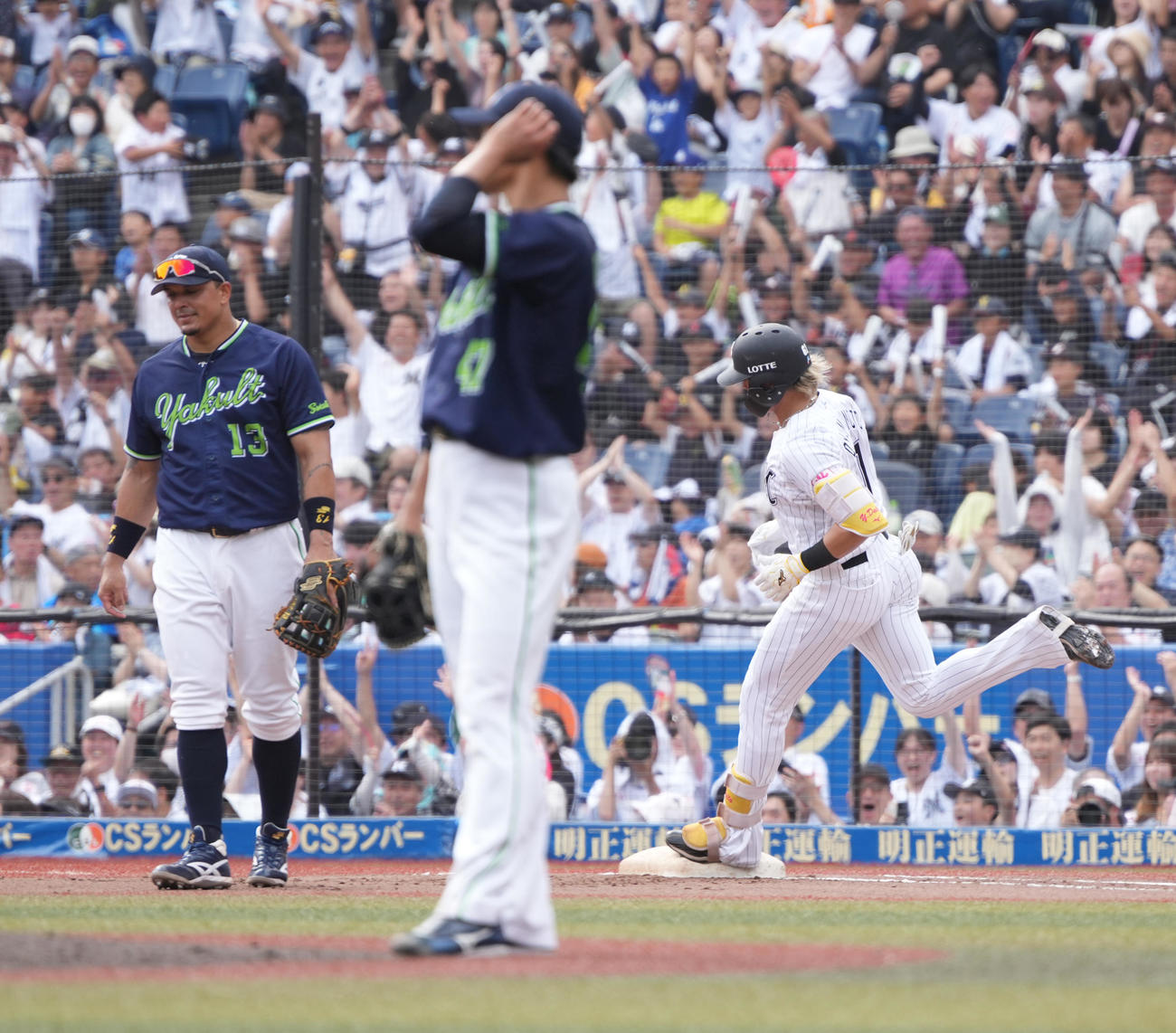 ロッテ対ヤクルト　6回裏ロッテ無死一塁、山本（右）は左越えに2打席連続の勝ち越し2点本塁打を放つ＝2025年6月15日