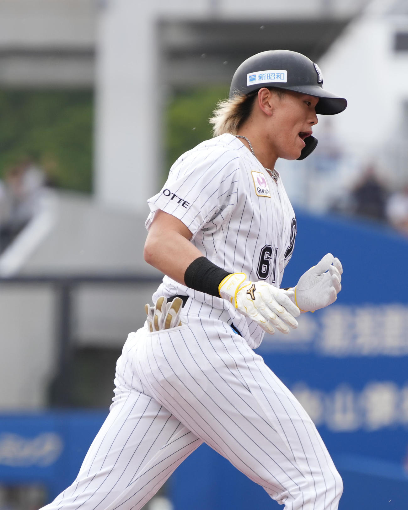 ロッテ対ヤクルト　6回裏ロッテ無死一塁、山本は左越えに2打席連続の勝ち越し2点本塁打を放ち三塁をまわる（撮影・小沢裕）
