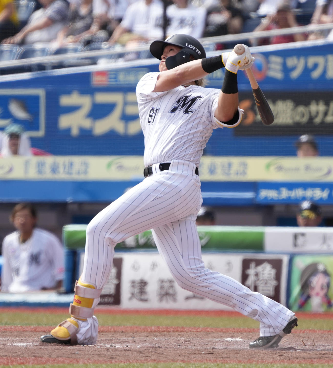 ロッテ対ヤクルト　4回裏ロッテ無死一塁、山本は左越えに同点2点本塁打を放つ（撮影・小沢裕）