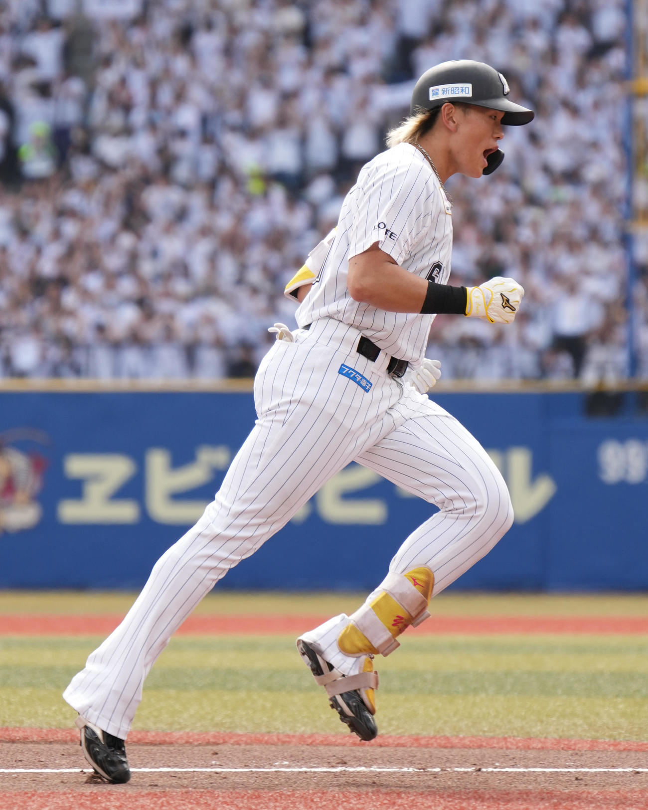 ロッテ対ヤクルト　4回裏ロッテ無死一塁、山本は左越えに同点2点本塁打を放ち三塁をまわる（撮影・小沢裕）