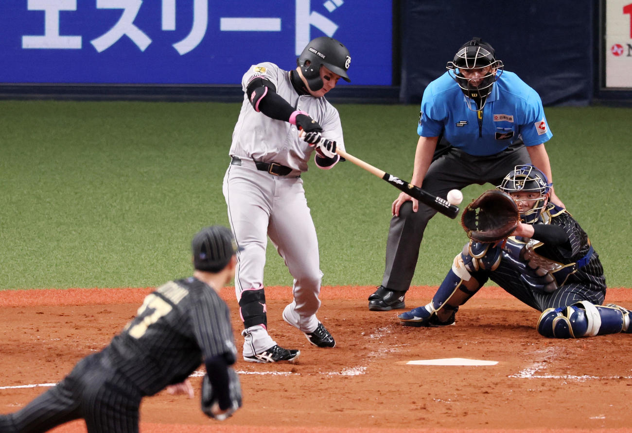 オリックス対巨人　4回表巨人1死二塁、丸は左前適時打を放つ。投手曽谷（撮影・加藤哉）
