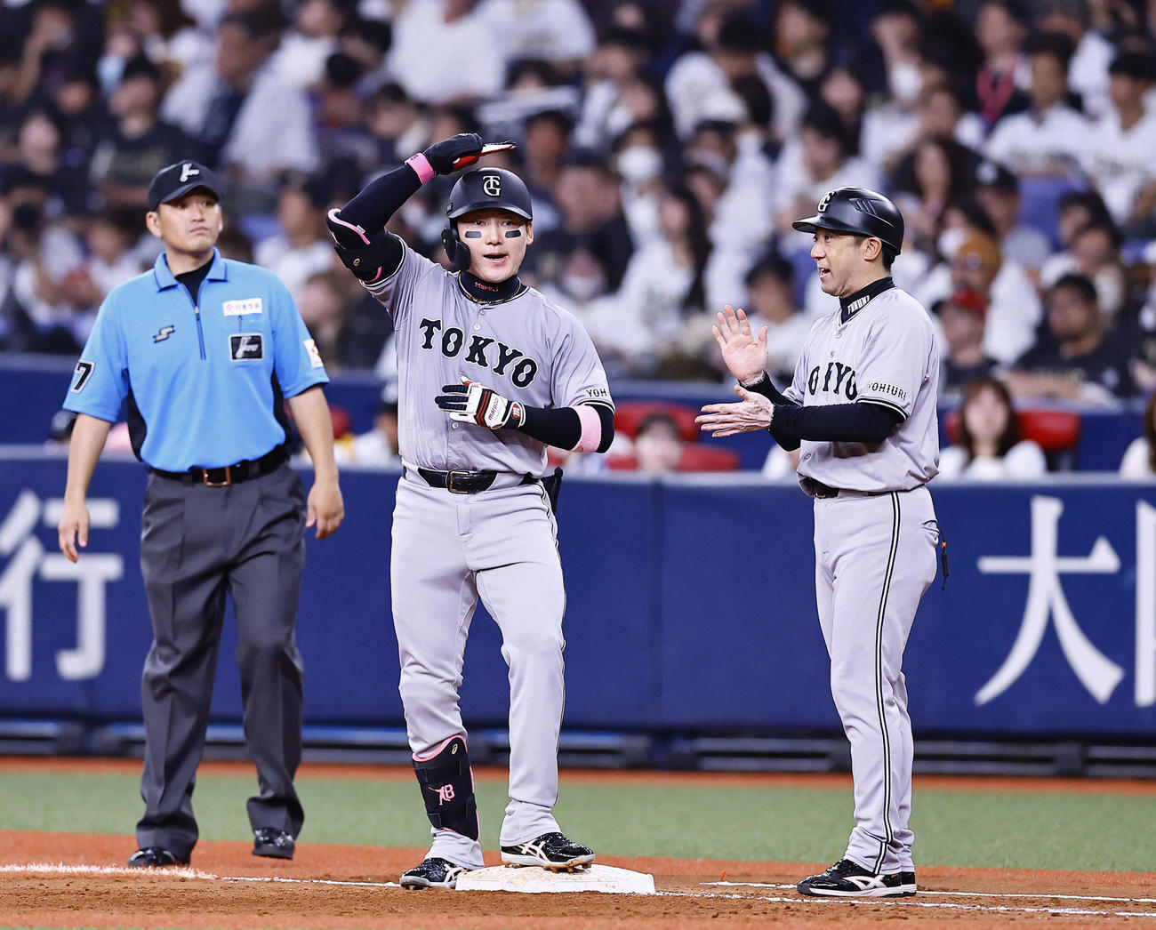 オリックス対巨人　4回表巨人1死二塁、丸は左前に先制適時打を放ちポーズをとる（撮影・藤尾明華）