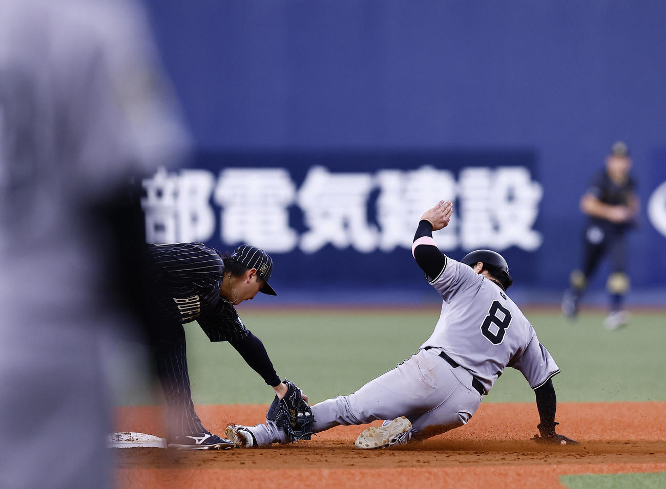 オリックス対巨人　4回表巨人2死一塁、打者大城のとき丸が二盗失敗する。野手紅林（撮影・藤尾明華）