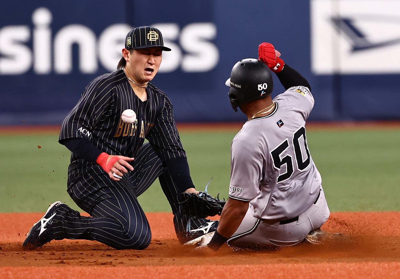 オリックス対巨人　4回表巨人無死一塁、オコエは二盗に成功する。遊撃手は紅林（撮影・上田博志）