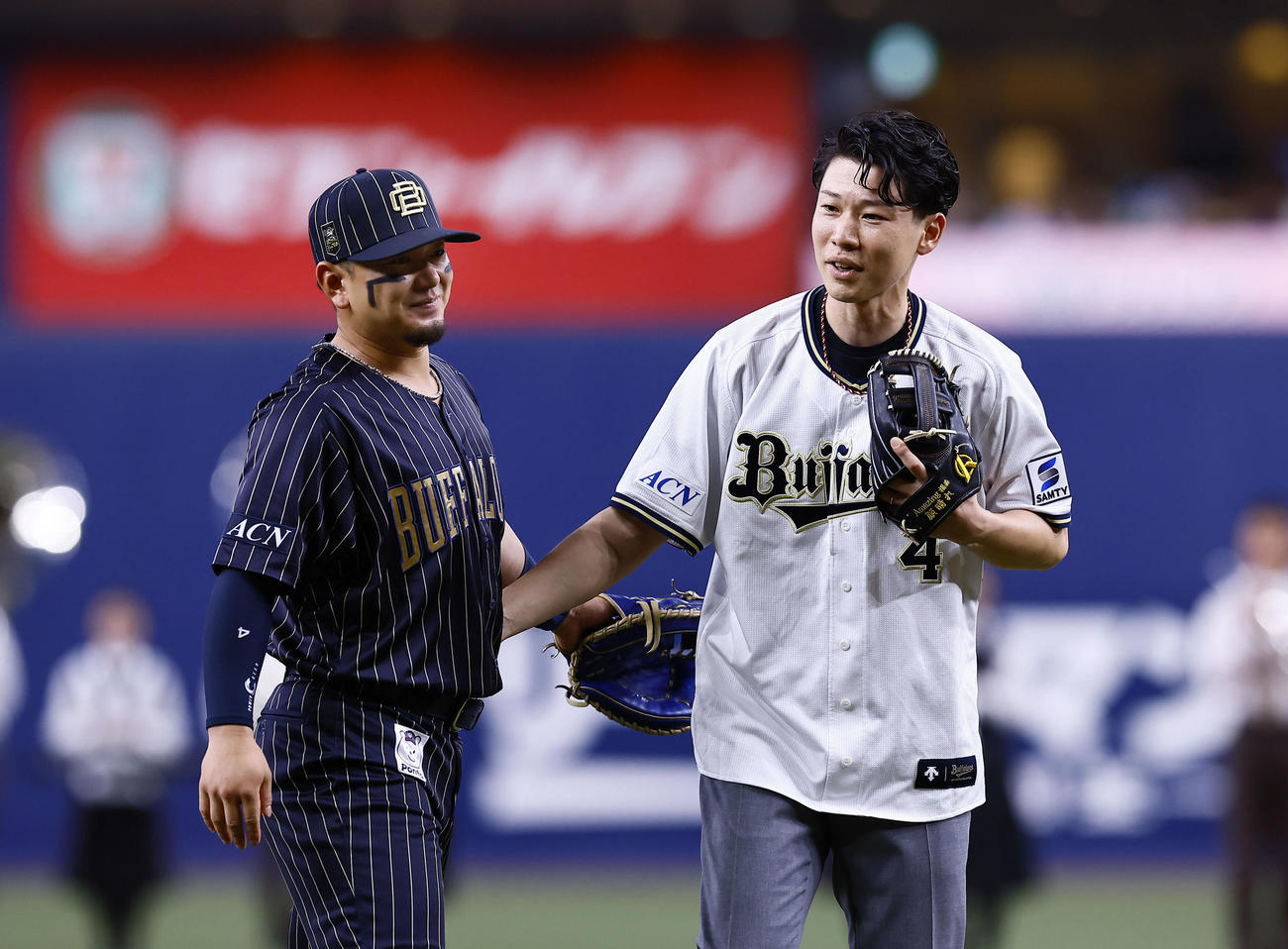 オリックス対巨人　始球式を終え、捕手役のオリックス森（左）と笑顔を見せる福森大翔さん（撮影・藤尾明華）