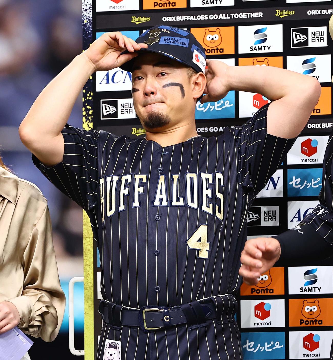 オリックス対巨人　お立ち台で涙を流す森（撮影・上田博志）