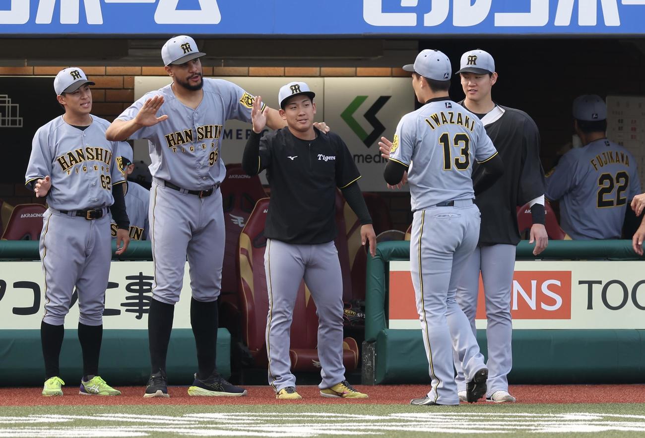 楽天対阪神　延長10回裏を抑えベンチに戻る岩崎を迎える伊原（中央）らチームメート（撮影・河田真司）