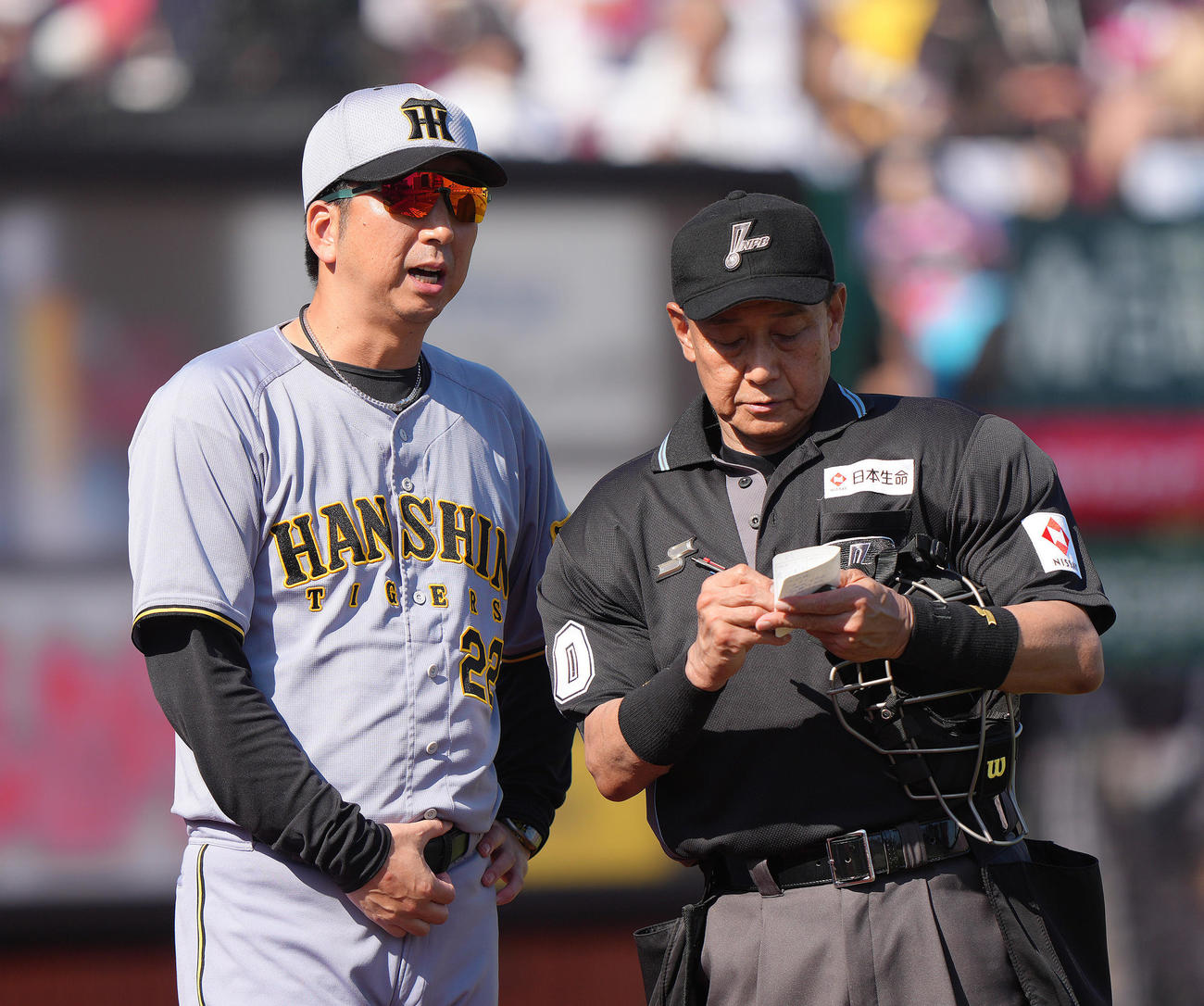 楽天対阪神　選手交代を告げる阪神藤川監督（撮影・足立雅史）