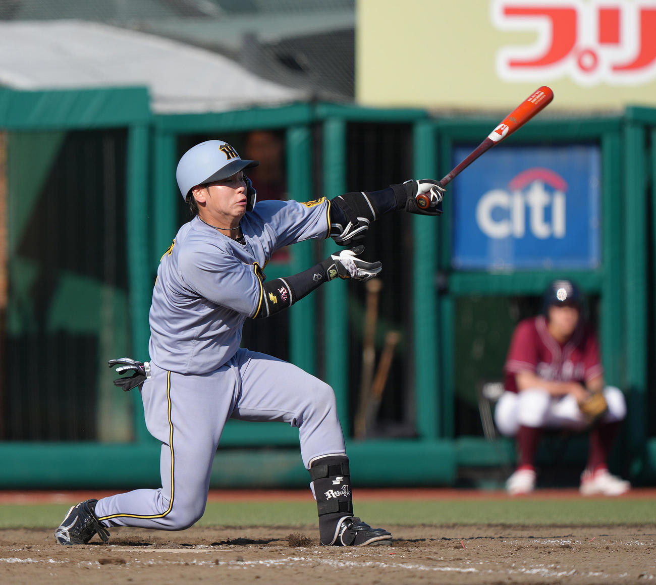 楽天対阪神　9回表阪神1死二塁、梅野は空振り三振に倒れる（撮影・足立雅史）