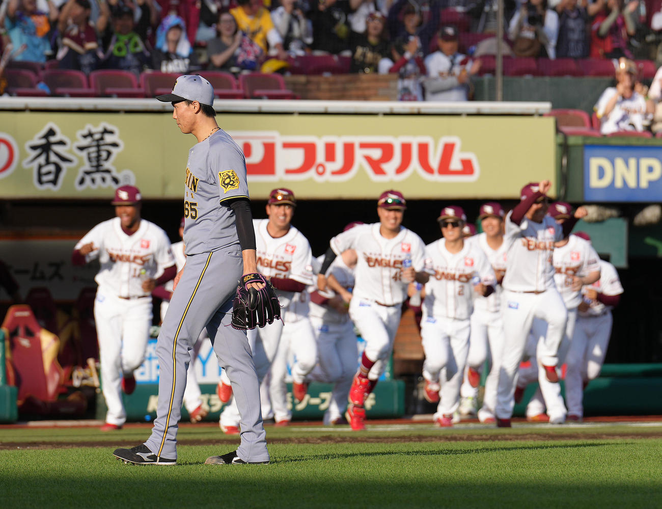 楽天対阪神　12回裏楽天1死一、三塁、代打黒川にサヨナラ打を浴びた湯浅（撮影・足立雅史）