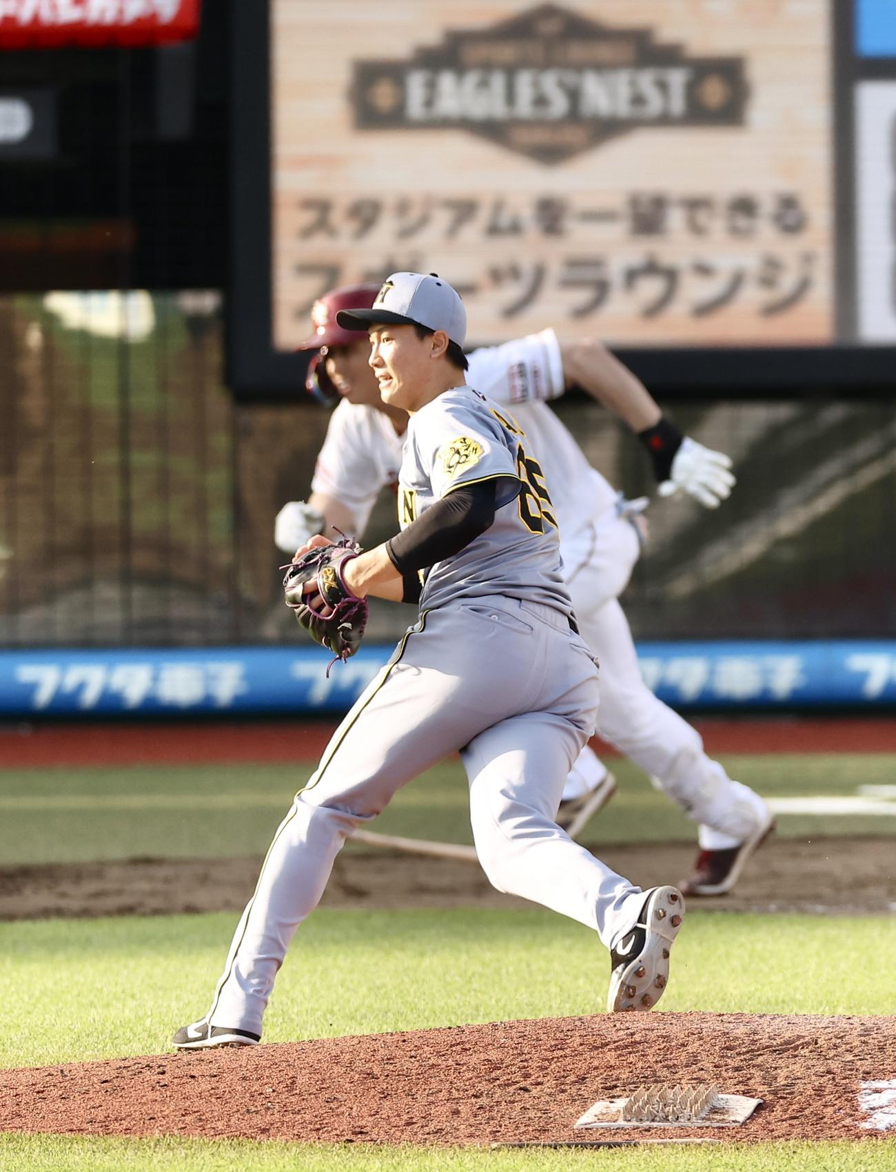 楽天対阪神　延長12回裏楽天1死二塁、辰己に右前打を浴びる湯浅（撮影・河田真司）