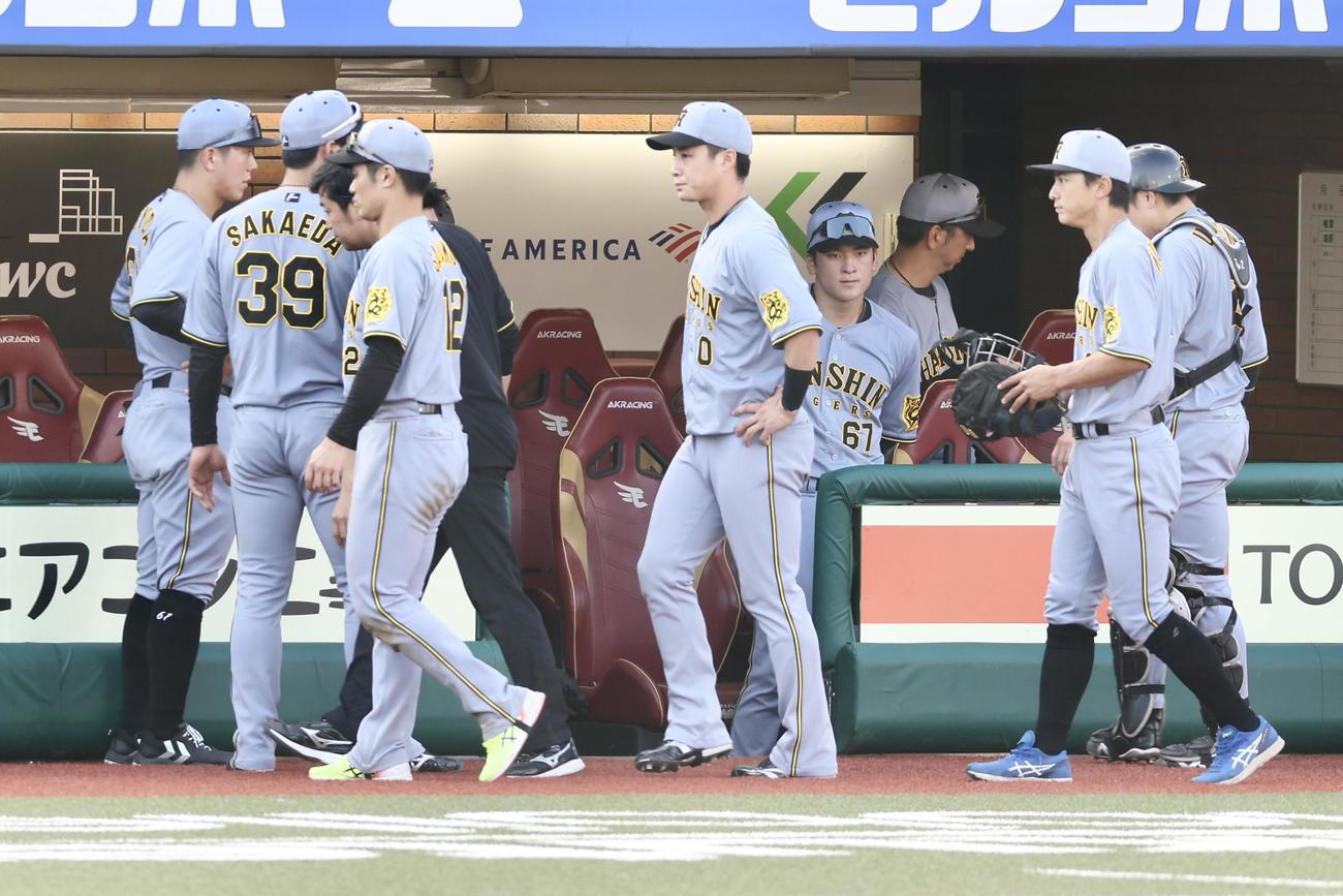 楽天対阪神　延長戦の末、楽天に敗れ引き揚げる阪神藤川監督（後方右）（撮影・河田真司）