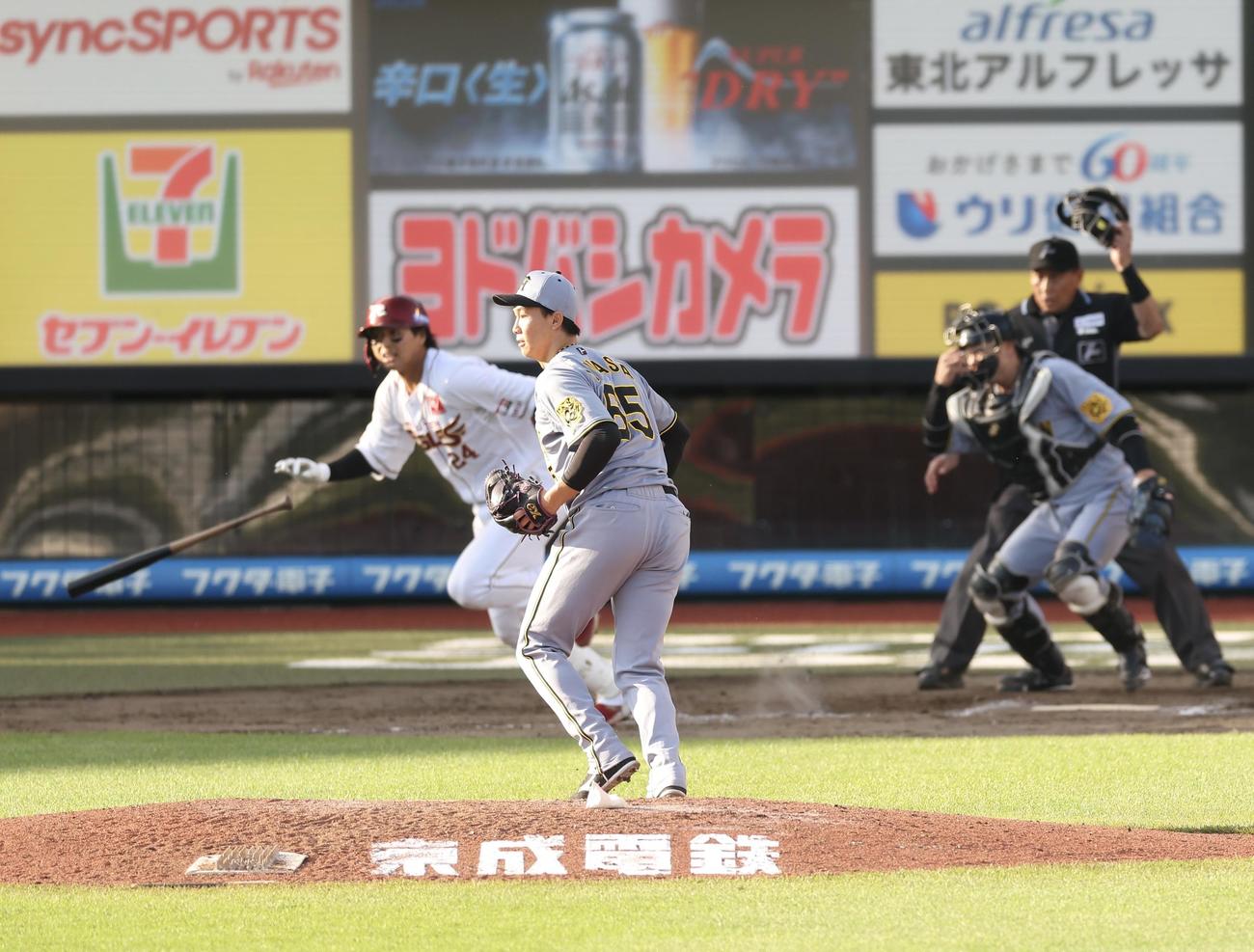 楽天対阪神　延長12回裏楽天1死一塁、黒川にサヨナラ内野安打を許す湯浅（撮影・河田真司）
