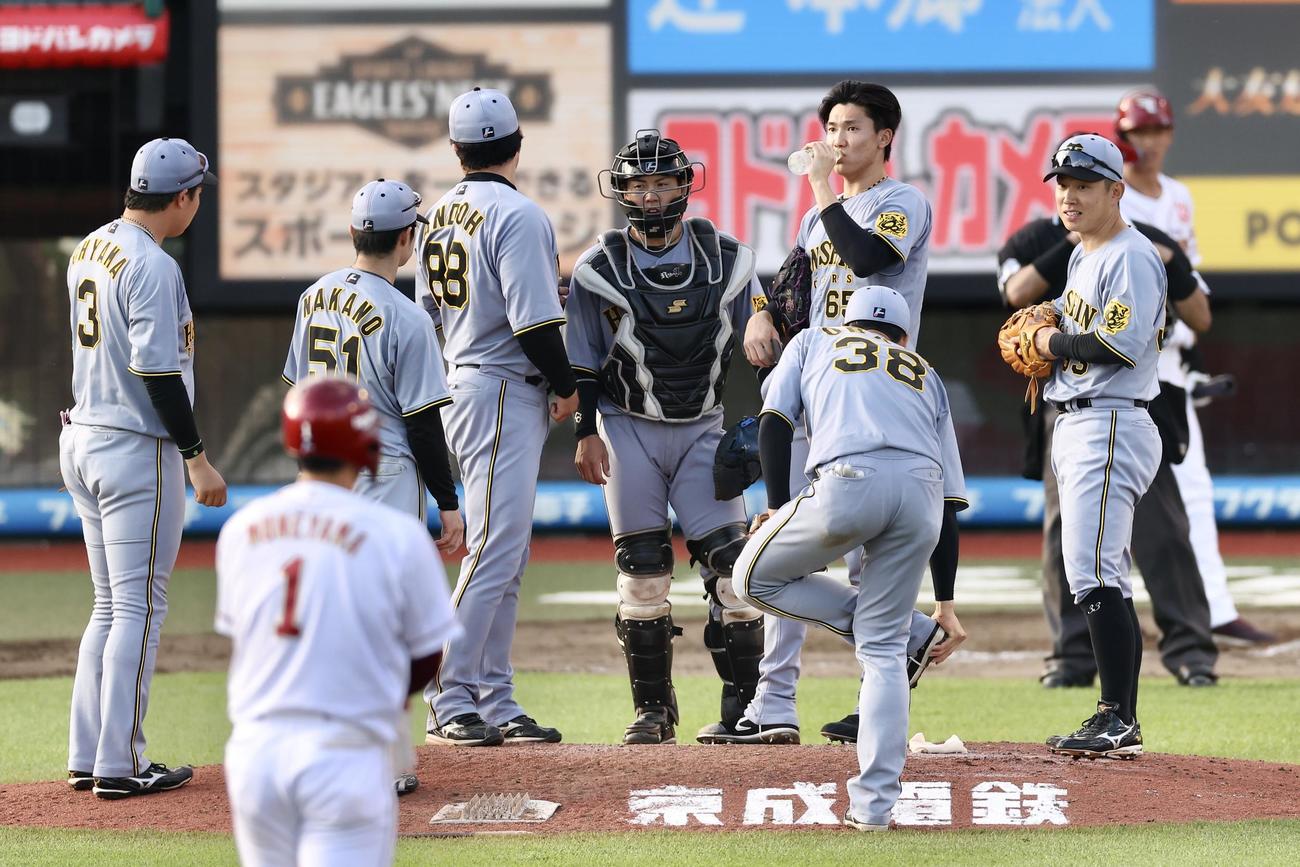楽天対阪神　延長12回裏、マウンドに集まる湯浅（中央）ら（撮影・河田真司）