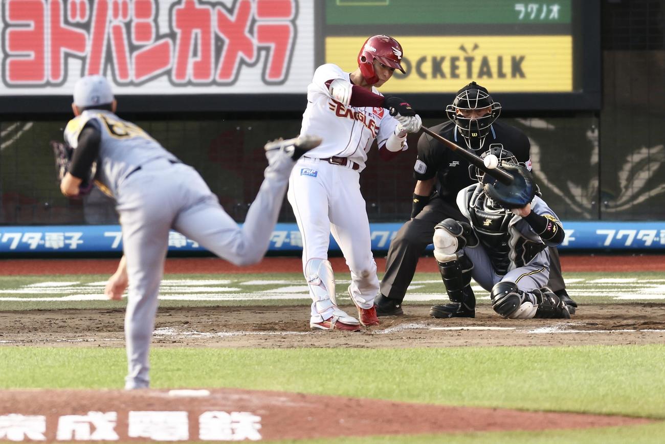 楽天対阪神　延長12回裏楽天1死、左翼線に二塁打を放つ宗山。投手湯浅（撮影・河田真司）